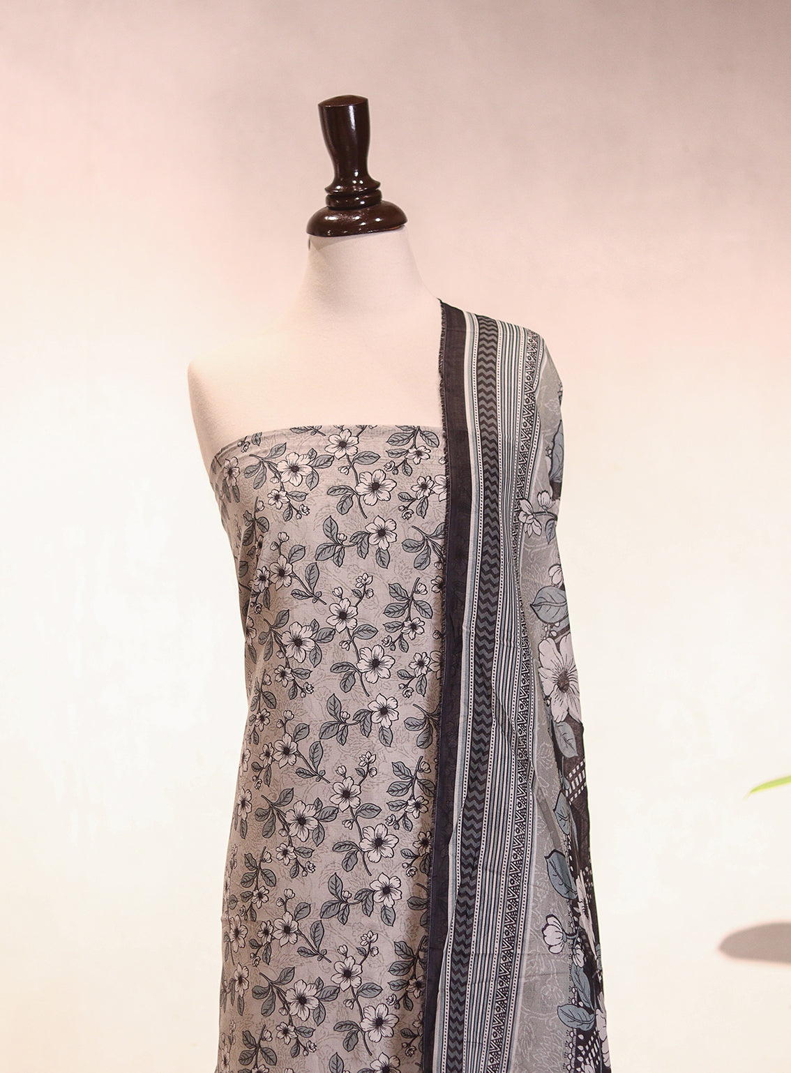 Bin Saeed Digital Printed Lawn 3 Piece Unstitched Suit BS26P D-217 Bin Saeed Digital Printed Lawn 3 Piece Unstitched Suit BS26P D-217