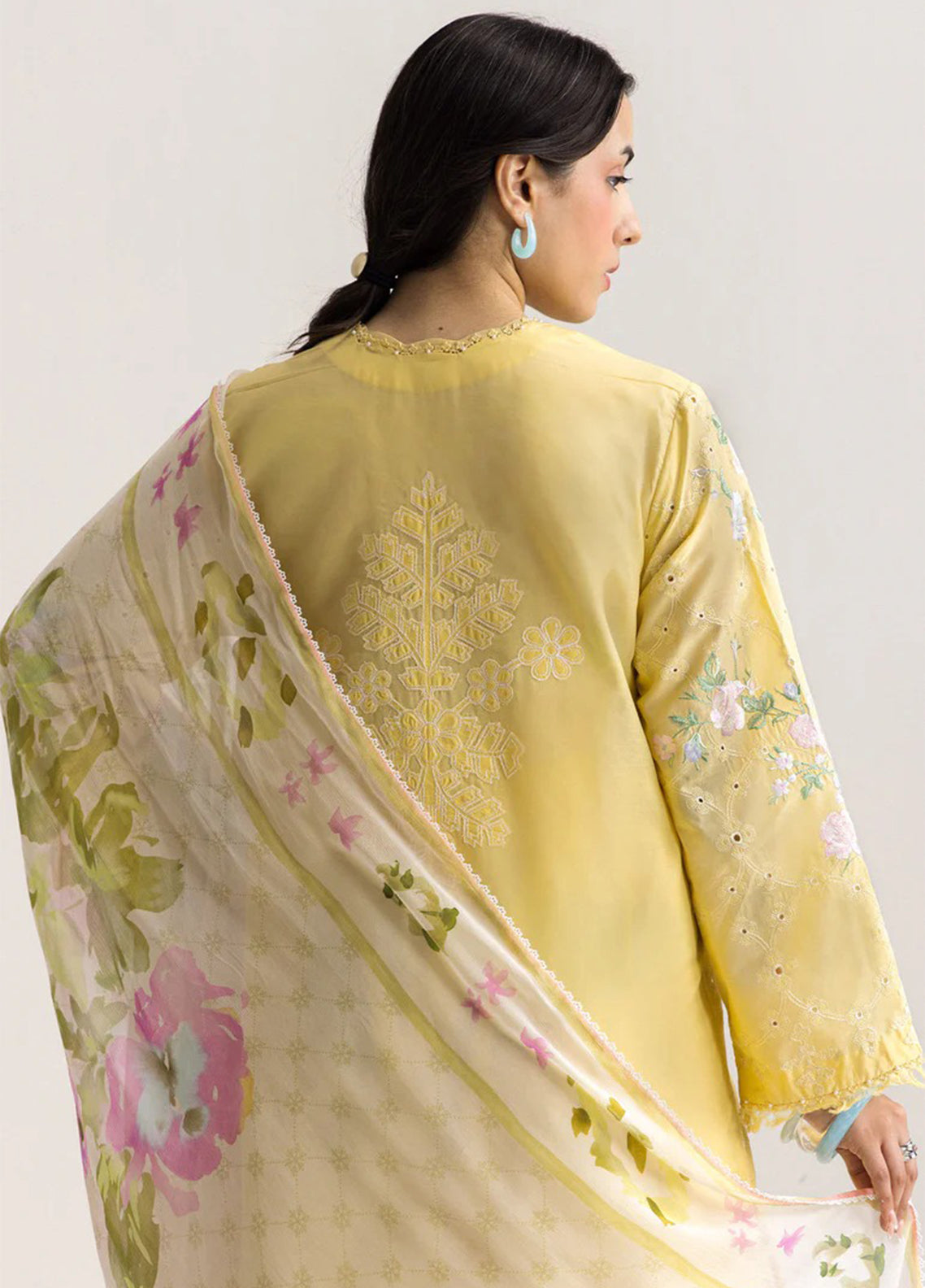 Coco By Zara Shahjahan Embrodiered Lawn 3 Piece Unstitched Suit CZS26LE2 D-1B AIRI Coco By Zara Shahjahan Embrodiered Lawn 3 Piece Unstitched Suit CZS26LE2 D-1B AIRI