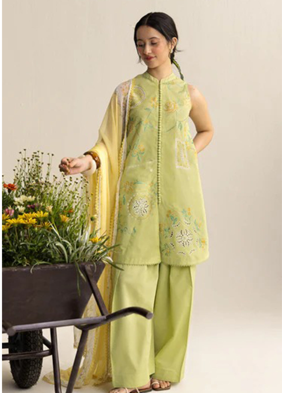 Coco By Zara Shahjahan Embrodiered Lawn 3 Piece Unstitched Suit CZS26LE2 D-6B INES Coco By Zara Shahjahan Embrodiered Lawn 3 Piece Unstitched Suit CZS26LE2 D-6B INES