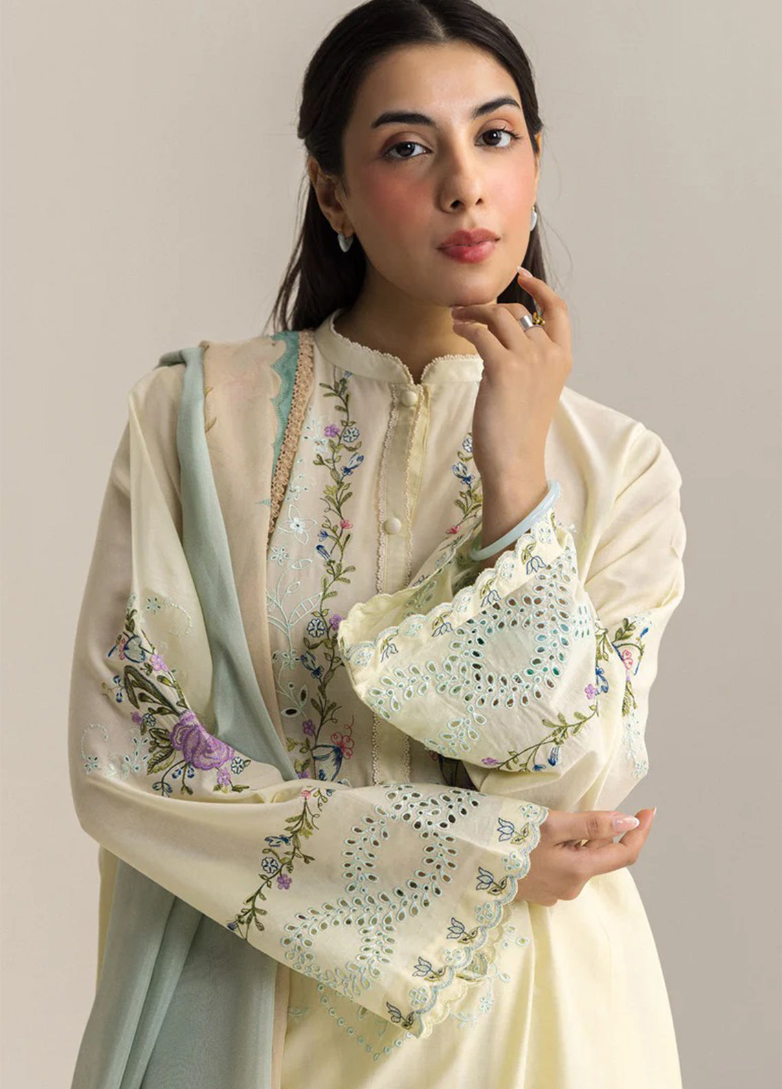 Coco By Zara Shahjahan Embrodiered Lawn 3 Piece Unstitched Suit CZS26LE2 D-8A KIAN Coco By Zara Shahjahan Embrodiered Lawn 3 Piece Unstitched Suit CZS26LE2 D-8A KIAN