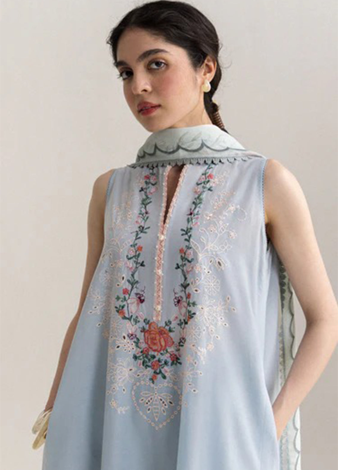 Coco By Zara Shahjahan Embrodiered Lawn 3 Piece Unstitched Suit CZS26LE2 D-8B KIAN Coco By Zara Shahjahan Embrodiered Lawn 3 Piece Unstitched Suit CZS26LE2 D-8B KIAN