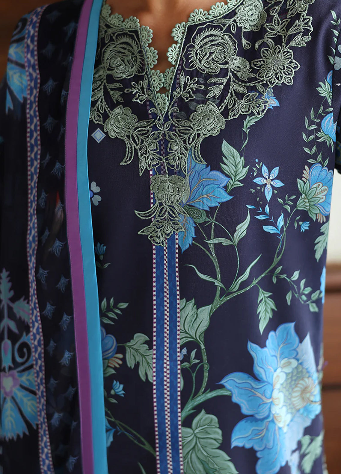 Eclat Garden By Roheenaz Embroidered Lawn 3 Piece Unstitched Suit RNZ26EGV4 D-ORCHID MEADOW Eclat Garden By Roheenaz Embroidered Lawn 3 Piece Unstitched Suit RNZ26EGV4 D-ORCHID MEADOW