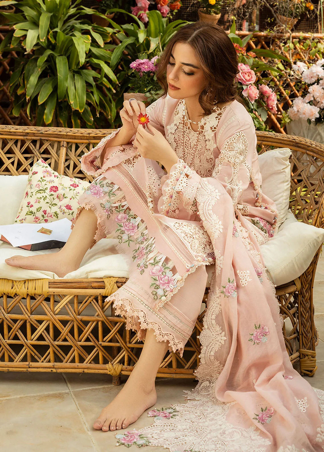 Elaf Embroidered Lawn Suits Unstitched 3 Piece - EF25LL ELM-2A MAHGUL Elaf Embroidered Lawn Suits Unstitched 3 Piece - EF25LL ELM-2A MAHGUL
