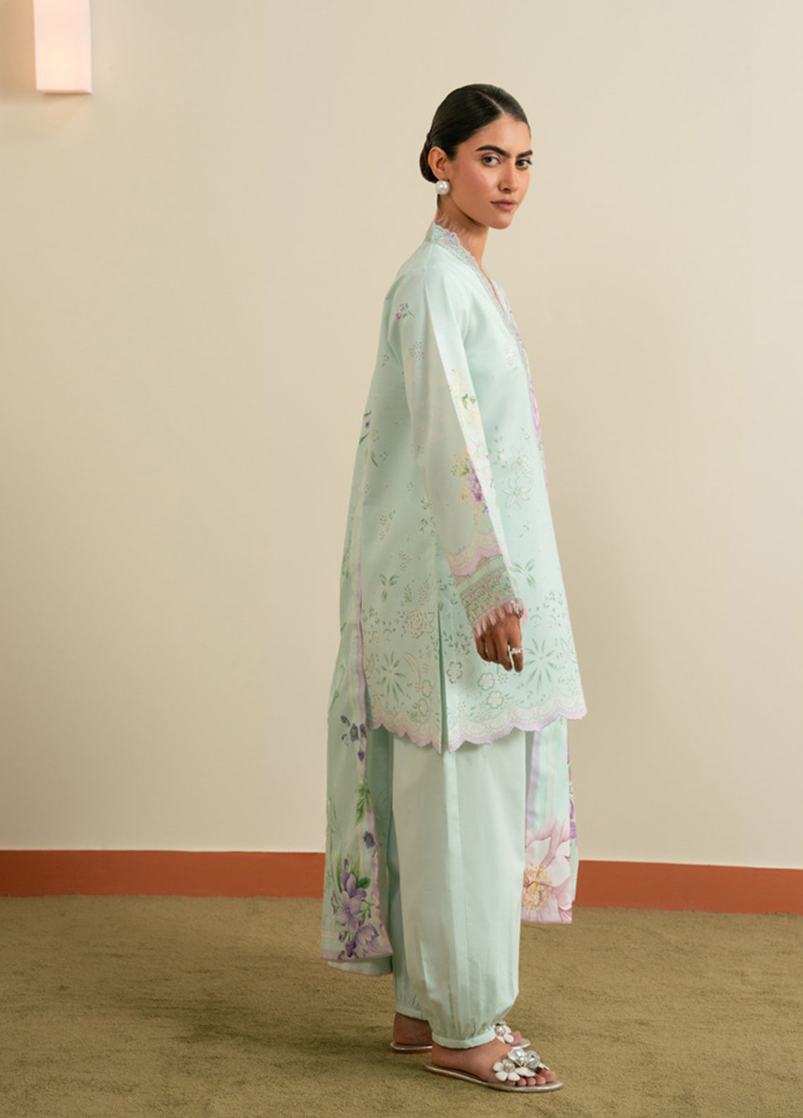 Essentials By Seran Embroidered Lawn 3 Piece Unstitched Suit SRN26EV2 D-10 VIANNE Essentials By Seran Embroidered Lawn 3 Piece Unstitched Suit SRN26EV2 D-10 VIANNE