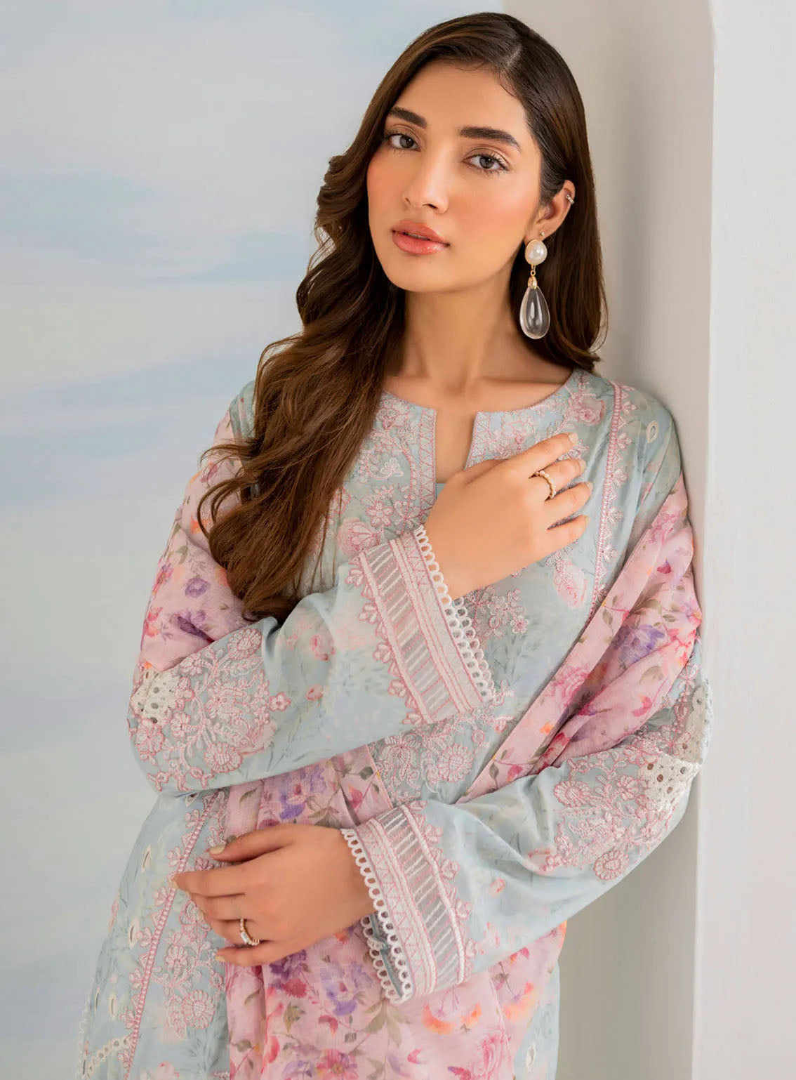 Guzel By Iznik Embroidered Lawn Suits Unstitched 3 Piece - IZ24GL IGL-01 Guzel By Iznik Embroidered Lawn Suits Unstitched 3 Piece - IZ24GL IGL-01