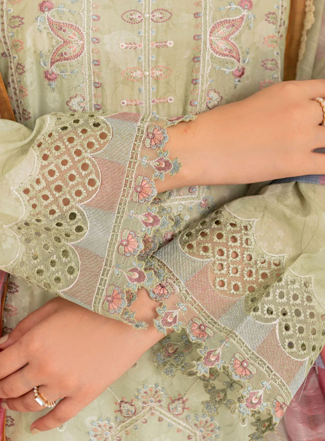 Guzel By Iznik Embroidered Lawn Suits Unstitched 3 Piece - IZ24GL IGL-02 Guzel By Iznik Embroidered Lawn Suits Unstitched 3 Piece - IZ24GL IGL-02