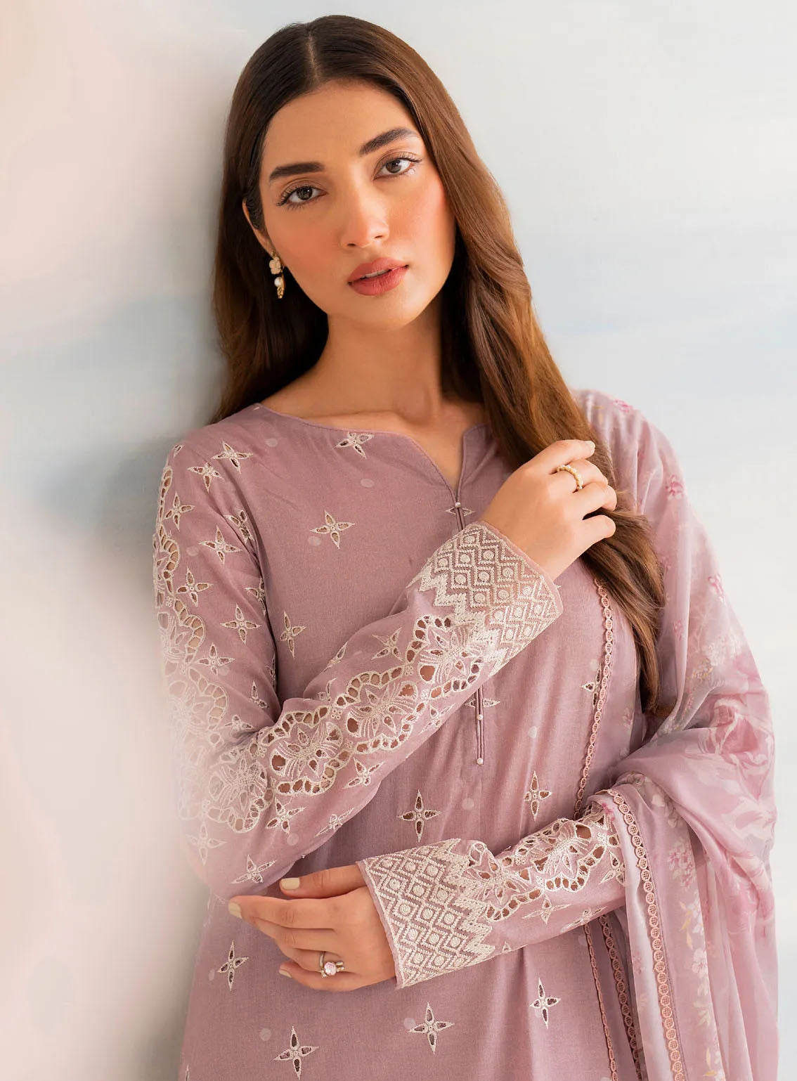 Guzel By Iznik Embroidered Lawn Suits Unstitched 3 Piece - IZ24GL IGL-04 Guzel By Iznik Embroidered Lawn Suits Unstitched 3 Piece - IZ24GL IGL-04
