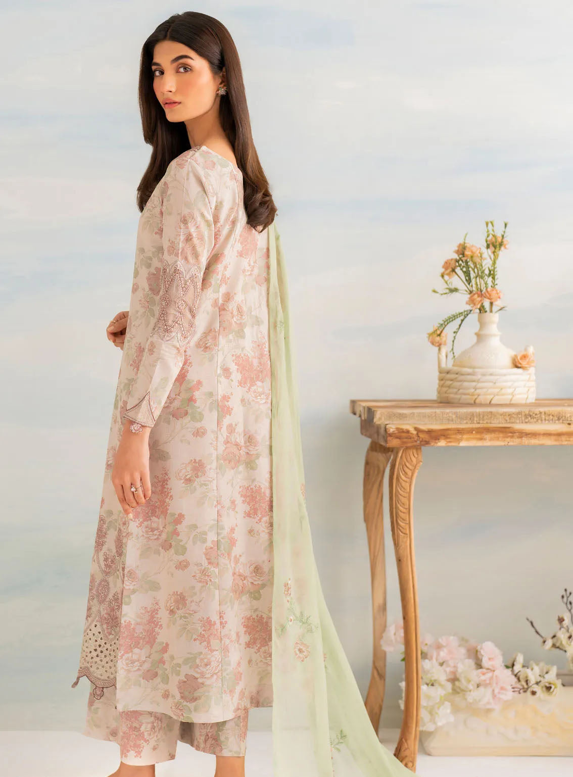 Guzel By Iznik Embroidered Lawn Suits Unstitched 3 Piece - IZ24GL IGL-05 Guzel By Iznik Embroidered Lawn Suits Unstitched 3 Piece - IZ24GL IGL-05