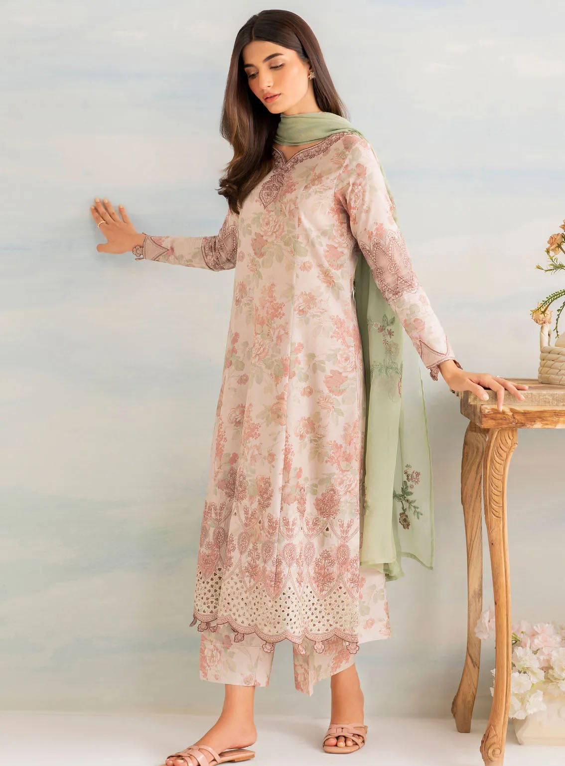Guzel By Iznik Embroidered Lawn Suits Unstitched 3 Piece - IZ24GL IGL-05 Guzel By Iznik Embroidered Lawn Suits Unstitched 3 Piece - IZ24GL IGL-05