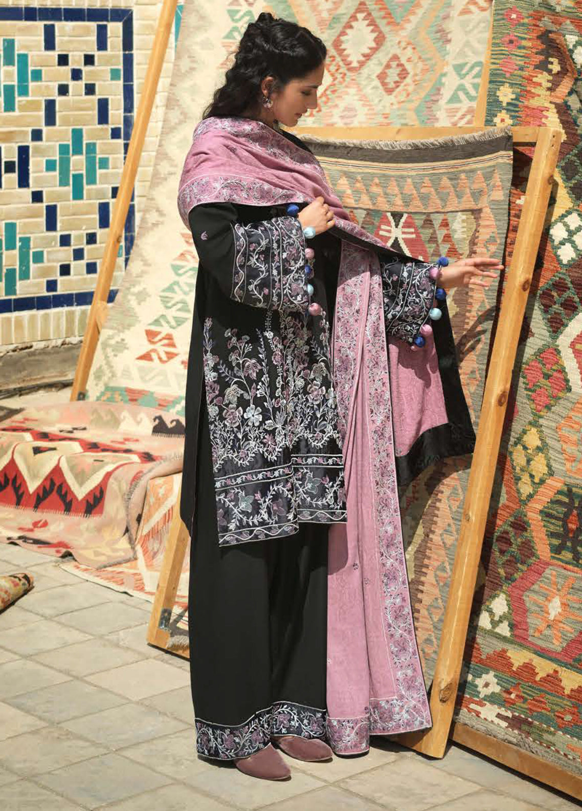 Hemline Bukhara By Mushq Embroidered Linen 3 Piece Unstitched Suit MQ26BWE D-105 BAZAAR TRAIL Hemline Bukhara By Mushq Embroidered Linen 3 Piece Unstitched Suit MQ26BWE D-105 BAZAAR TRAIL