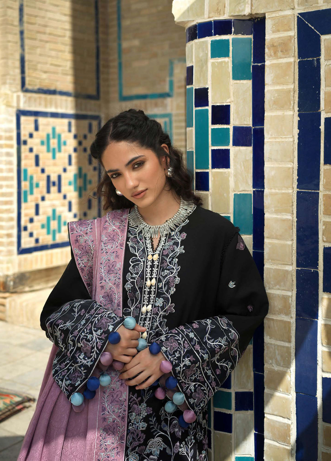 Hemline Bukhara By Mushq Embroidered Linen 3 Piece Unstitched Suit MQ26BWE D-105 BAZAAR TRAIL Hemline Bukhara By Mushq Embroidered Linen 3 Piece Unstitched Suit MQ26BWE D-105 BAZAAR TRAIL