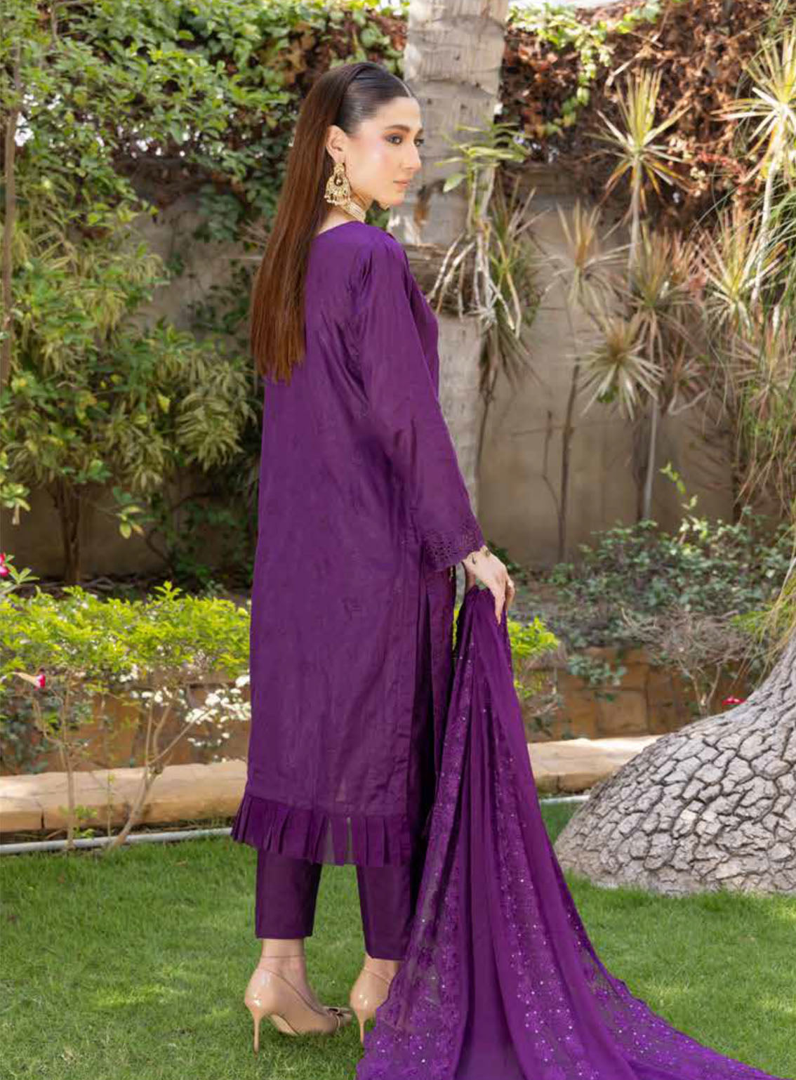 Heritage By Schick Embroidered Lawn Suits Unstitched 3 Piece - SDH24HRL 01 Heritage By Schick Embroidered Lawn Suits Unstitched 3 Piece - SDH24HRL 01