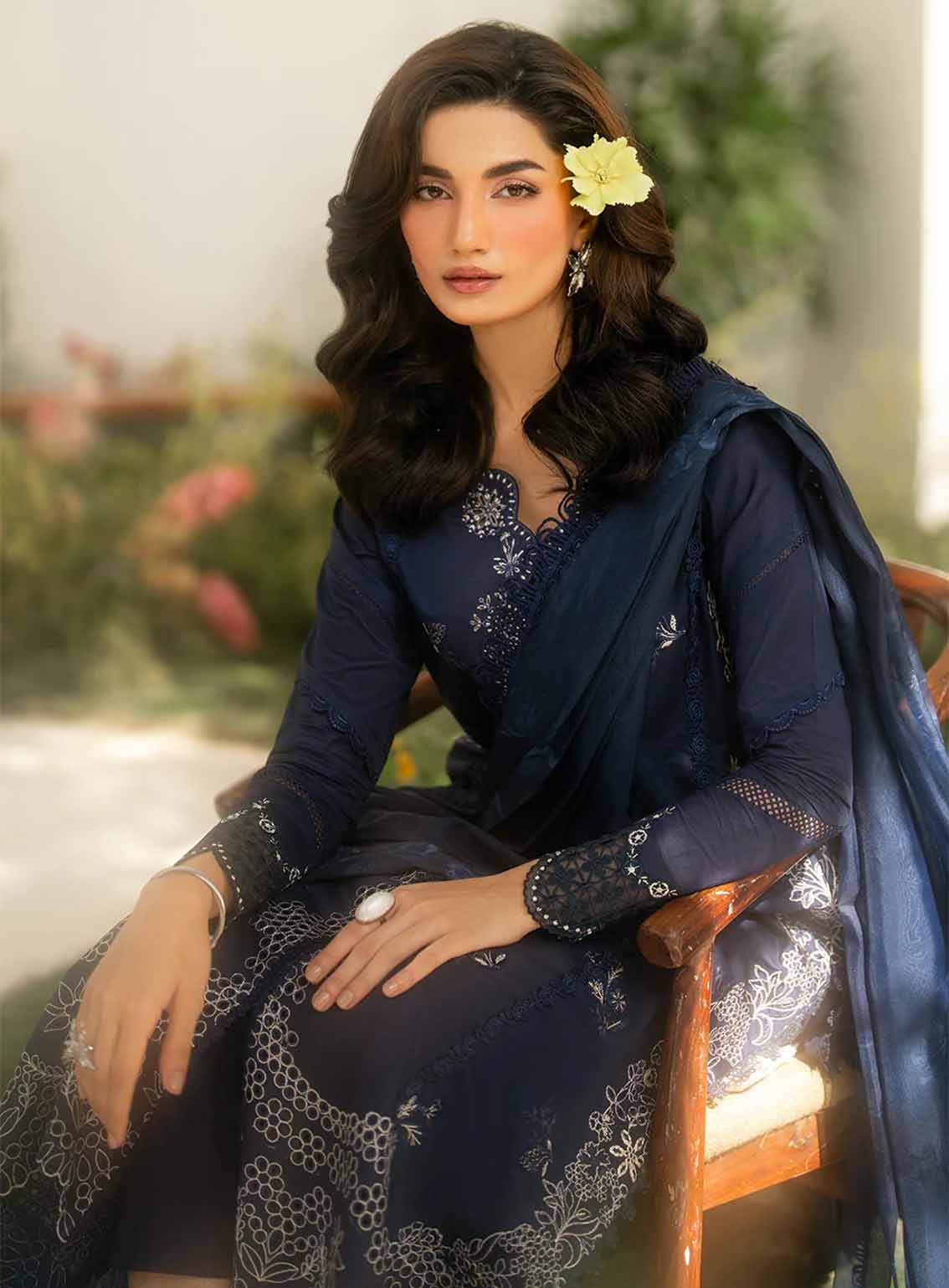 Iznik Embroidered Lawn Suits Unstitched 3 Piece - IZ25FE IFE-04 Iznik Embroidered Lawn Suits Unstitched 3 Piece - IZ25FE IFE-04