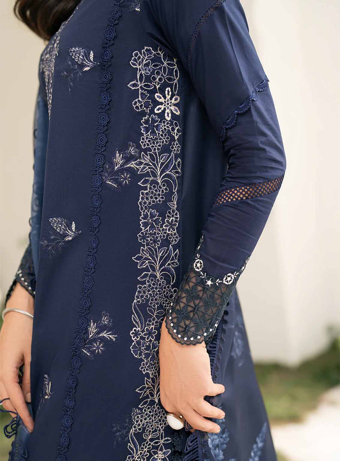 Iznik Embroidered Lawn Suits Unstitched 3 Piece - IZ25FE IFE-04 Iznik Embroidered Lawn Suits Unstitched 3 Piece - IZ25FE IFE-04