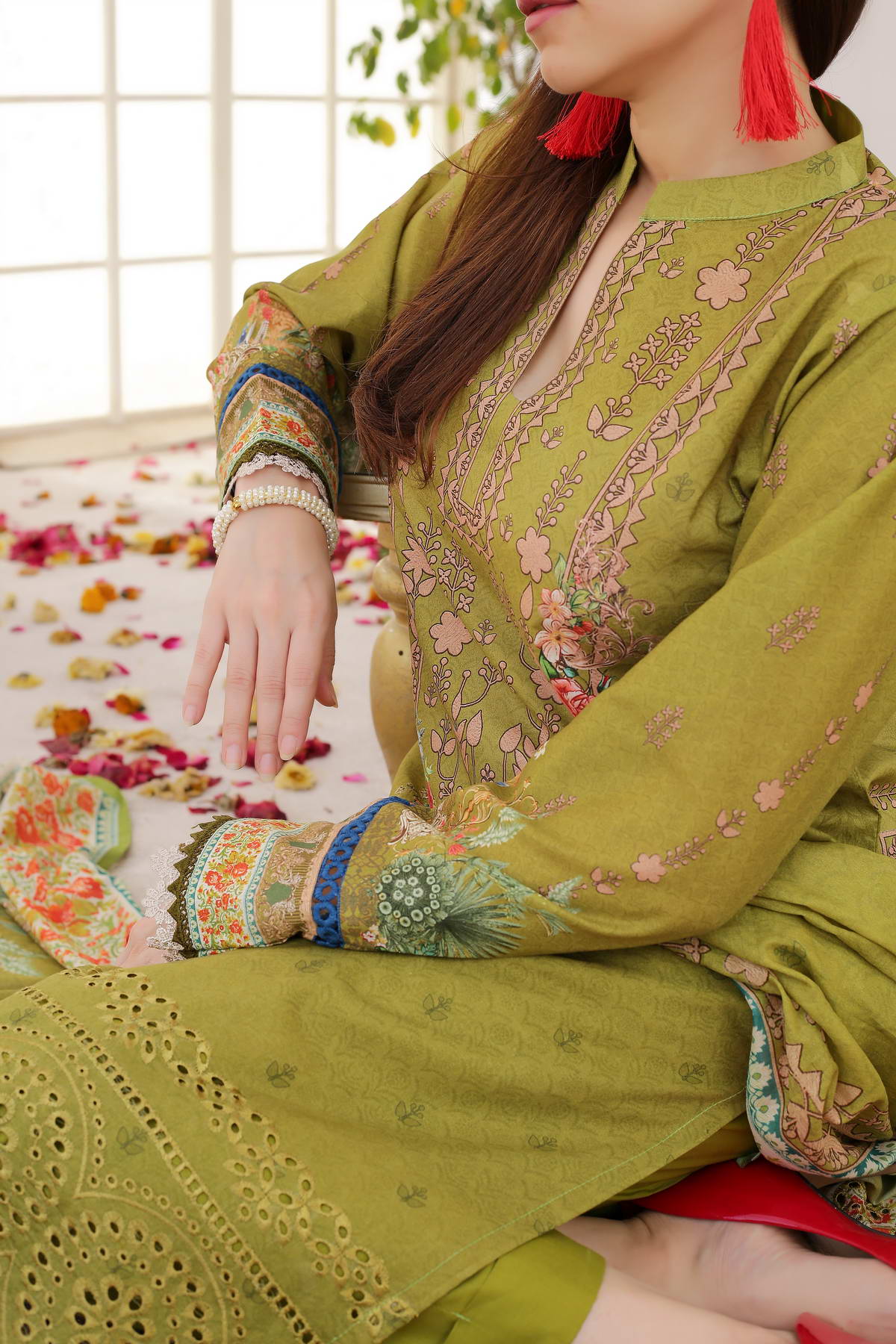 Mariyah By VS Textile Embroidered Lawn Unstitched 3 Piece Suit - 33 Mariyah By VS Textile Embroidered Lawn Unstitched 3 Piece Suit - 33