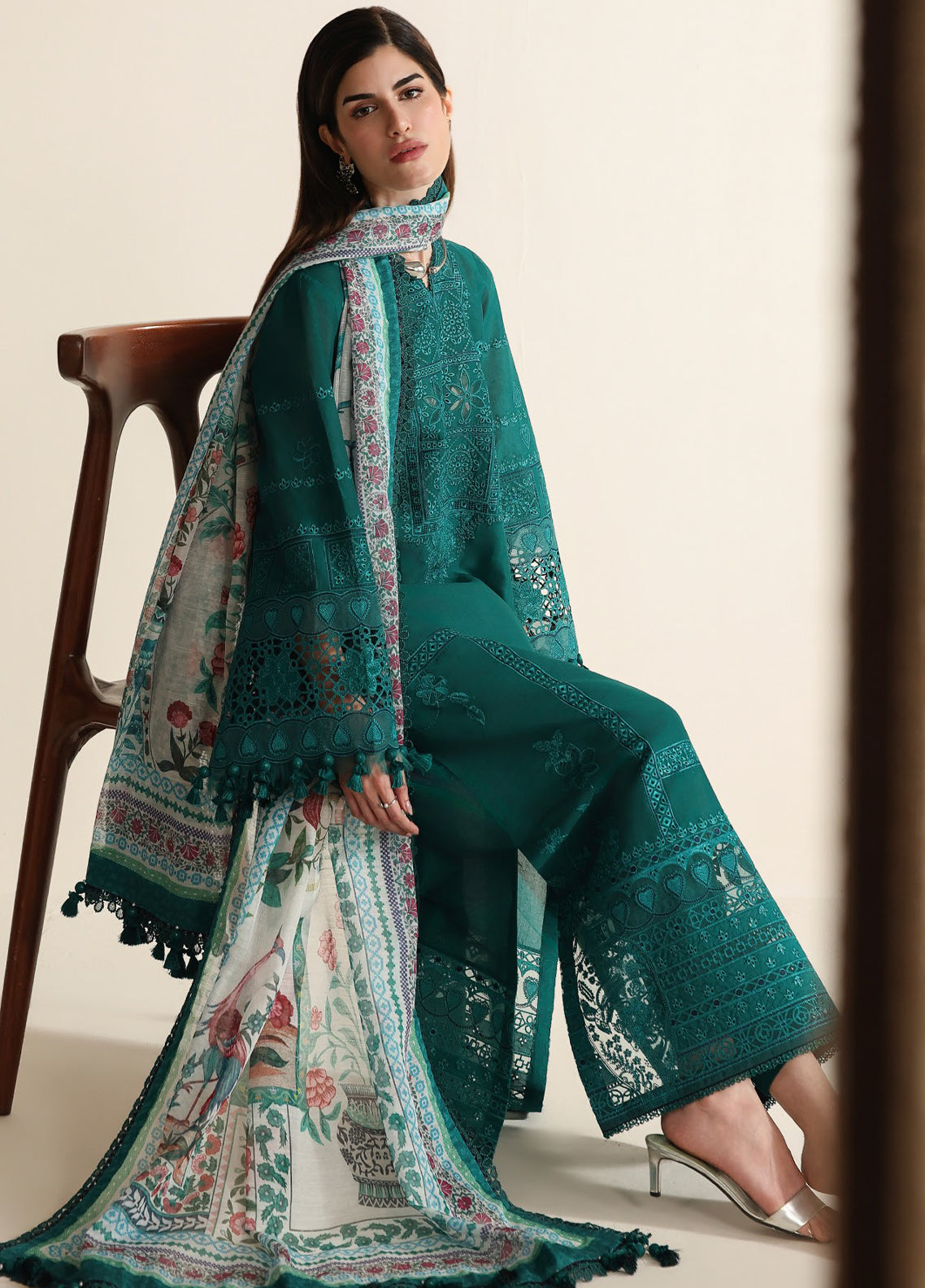 Iris By Jazmin Luxury Embroidered Lawn 3 Piece Unstitched Suit JZ25I D-IL-03 Iris By Jazmin Luxury Embroidered Lawn 3 Piece Unstitched Suit JZ25I D-IL-03