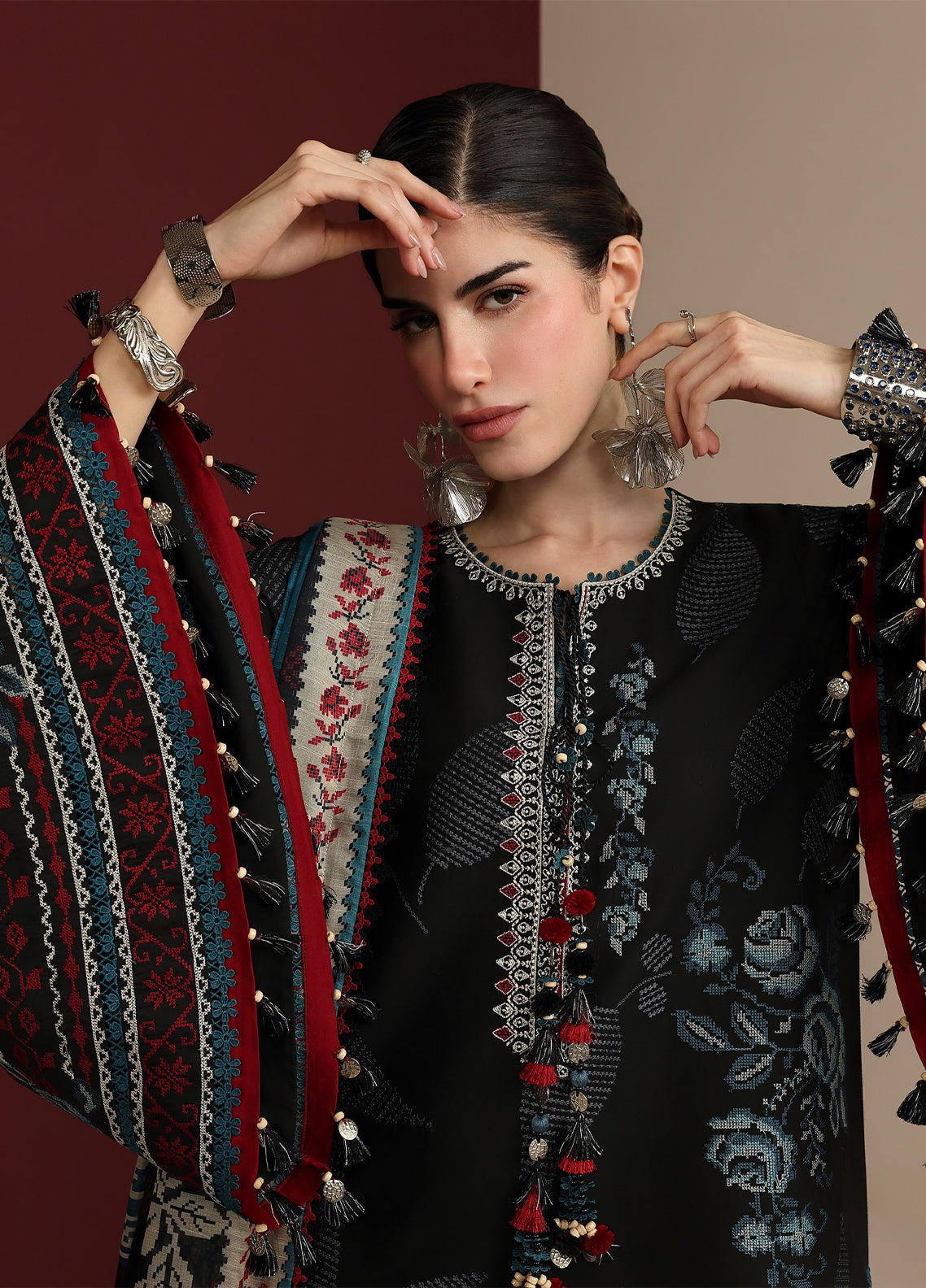Iris By Jazmin Luxury Embroidered Lawn 3 Piece Unstitched Suit JZ25I D-IL-05 Iris By Jazmin Luxury Embroidered Lawn 3 Piece Unstitched Suit JZ25I D-IL-05