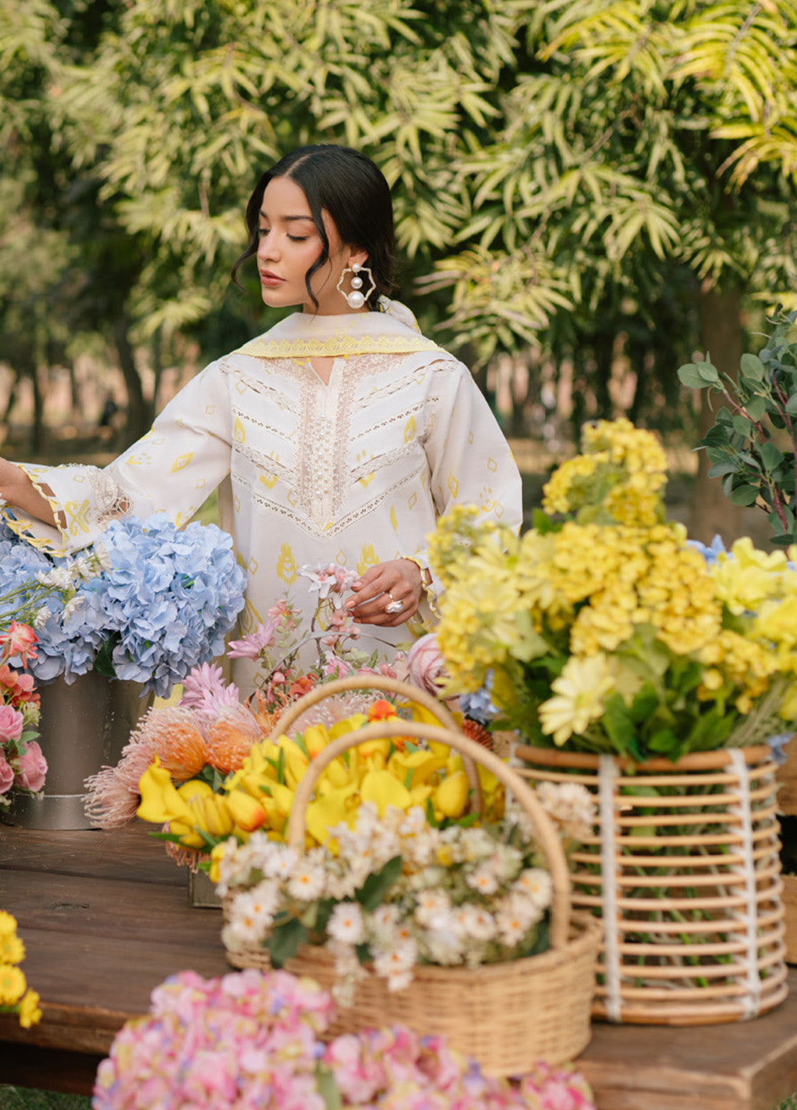 Ivy Bloom by Parishay Embroidered Lawn Suits Unstitched 3 Piece - PR25IB 05 Ivy Bloom by Parishay Embroidered Lawn Suits Unstitched 3 Piece - PR25IB 05