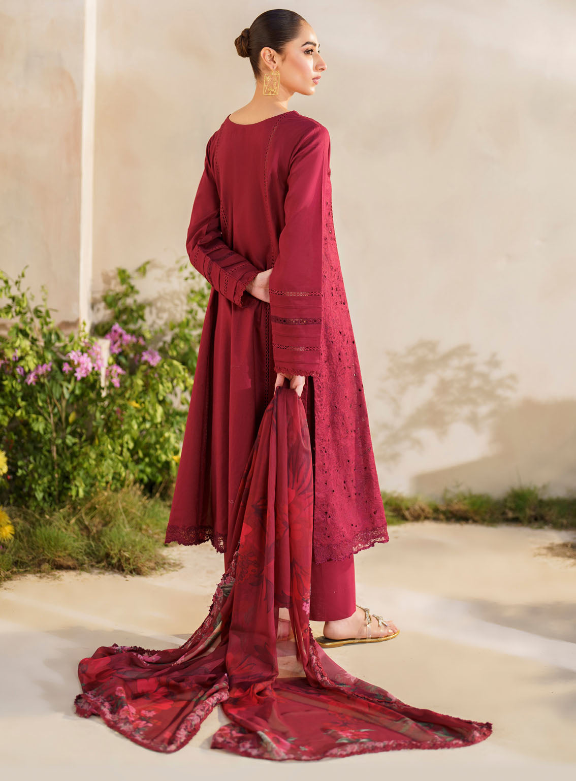 Iznik Embroidered Lawn Suits Unstitched 3 Piece - IZ24FL SFL-02 ENCHANTMENT Iznik Embroidered Lawn Suits Unstitched 3 Piece - IZ24FL SFL-02 ENCHANTMENT