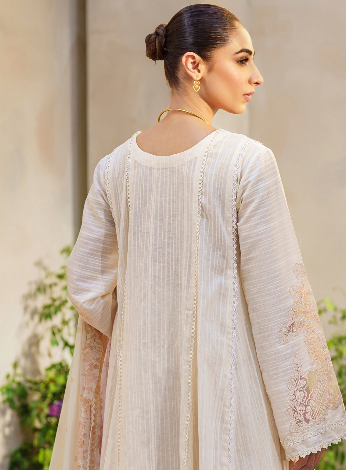 Iznik Embroidered Lawn Suits Unstitched 3 Piece - IZ24FL SFL-03 REVELRY Iznik Embroidered Lawn Suits Unstitched 3 Piece - IZ24FL SFL-03 REVELRY