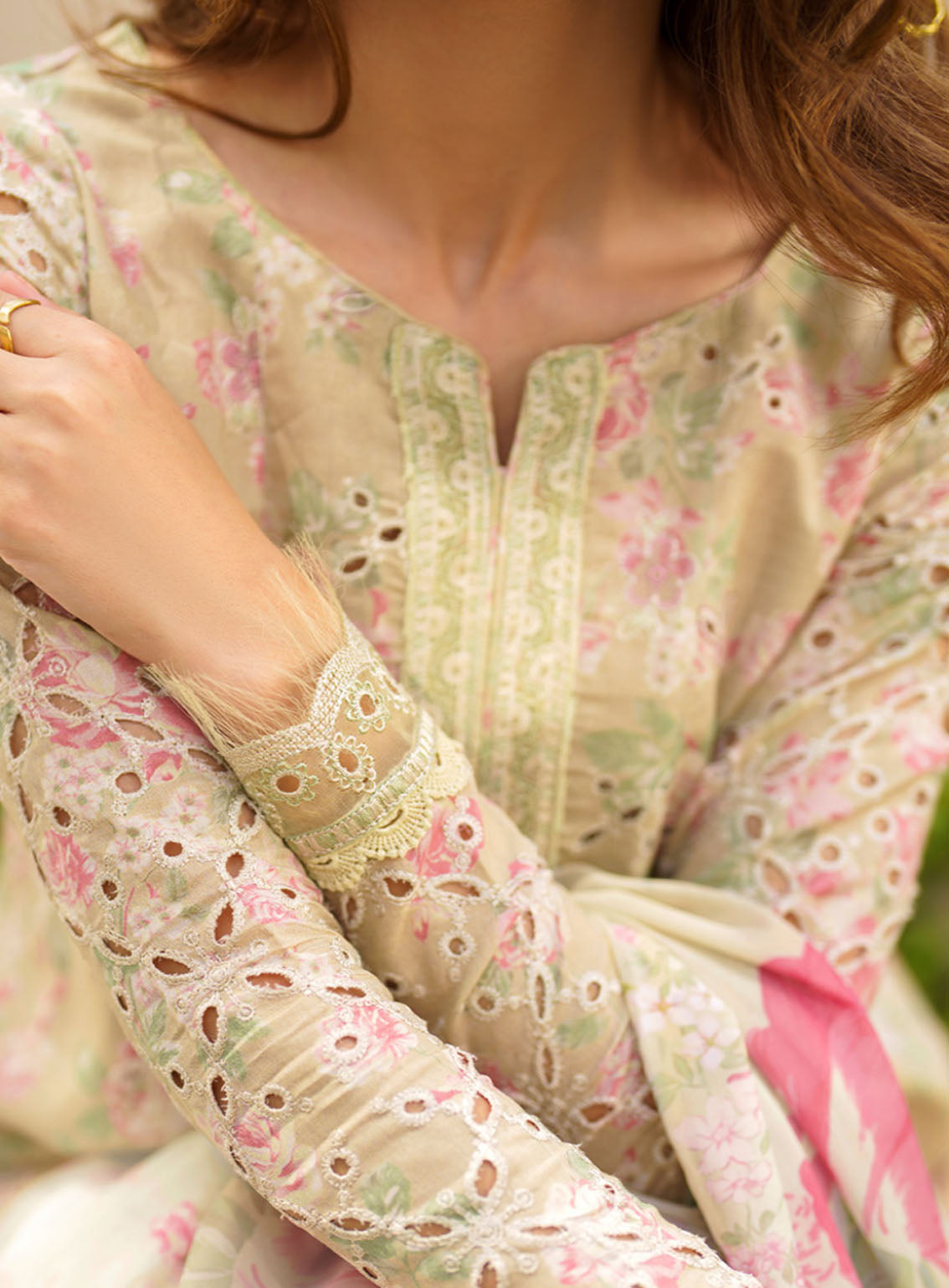 Iznik Embroidered Lawn Suits Unstitched 3 Piece - IZ24FL SFL-05 RADIANCE Iznik Embroidered Lawn Suits Unstitched 3 Piece - IZ24FL SFL-05 RADIANCE