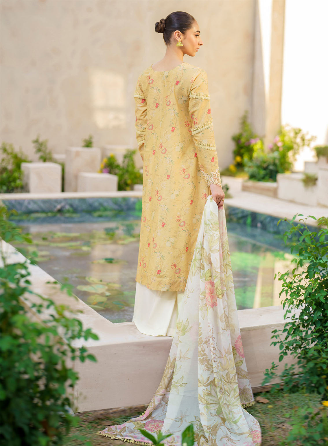 Iznik Embroidered Lawn Suits Unstitched 3 Piece - IZ24FL SFL-09 LUMINARY Iznik Embroidered Lawn Suits Unstitched 3 Piece - IZ24FL SFL-09 LUMINARY