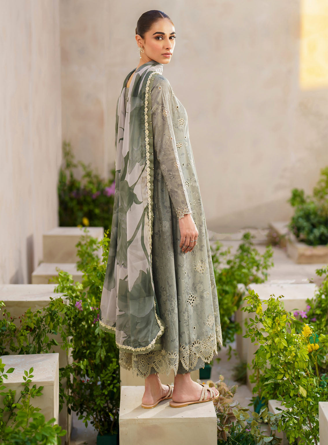 Iznik Embroidered Lawn Suits Unstitched 3 Piece - IZ24FL SFL-10 SERENITY Iznik Embroidered Lawn Suits Unstitched 3 Piece - IZ24FL SFL-10 SERENITY