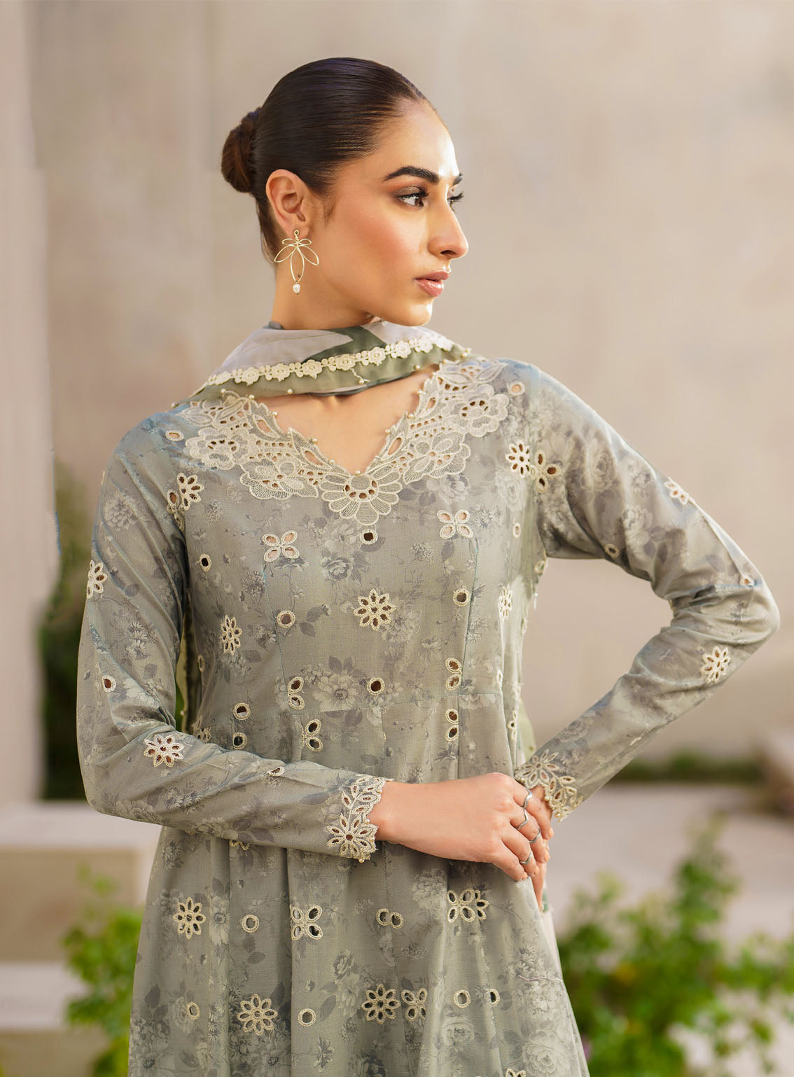 Iznik Embroidered Lawn Suits Unstitched 3 Piece - IZ24FL SFL-10 SERENITY Iznik Embroidered Lawn Suits Unstitched 3 Piece - IZ24FL SFL-10 SERENITY