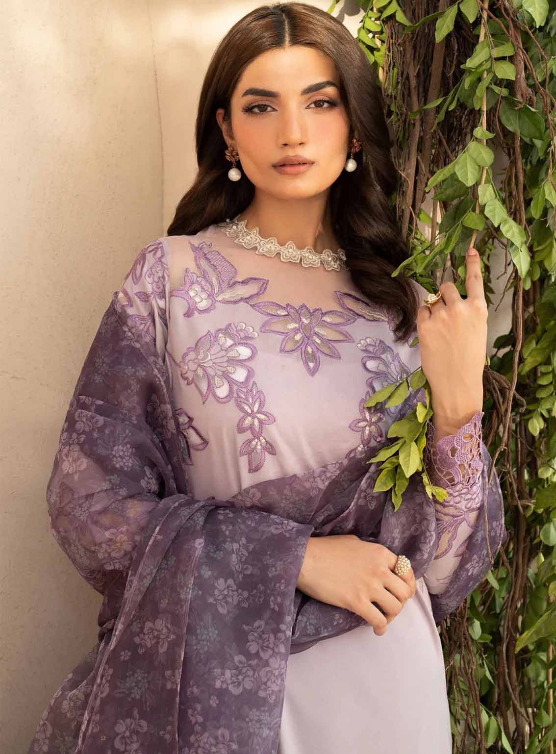 Iznik Embroidered Lawn Suits Unstitched 3 Piece - IZ25EE EFL-01 Iznik Embroidered Lawn Suits Unstitched 3 Piece - IZ25EE EFL-01