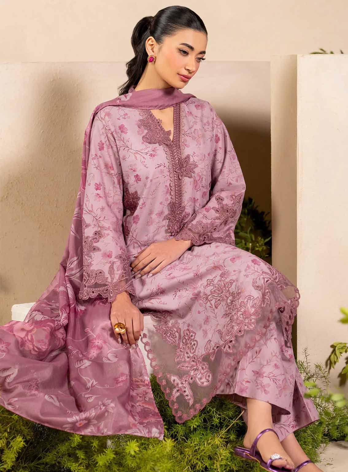 Iznik Embroidered Lawn Suits Unstitched 3 Piece - IZ25EE EFL-04 Iznik Embroidered Lawn Suits Unstitched 3 Piece - IZ25EE EFL-04