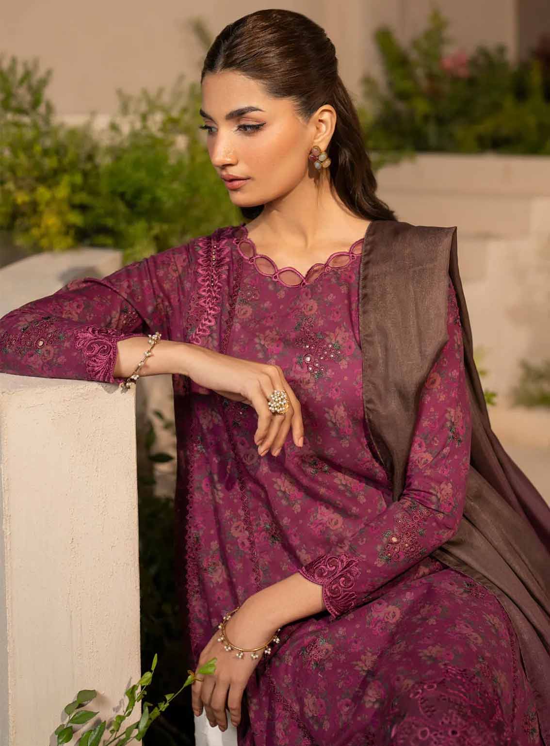 Iznik Embroidered Lawn Suits Unstitched 3 Piece - IZ25EE EFL-09 Iznik Embroidered Lawn Suits Unstitched 3 Piece - IZ25EE EFL-09