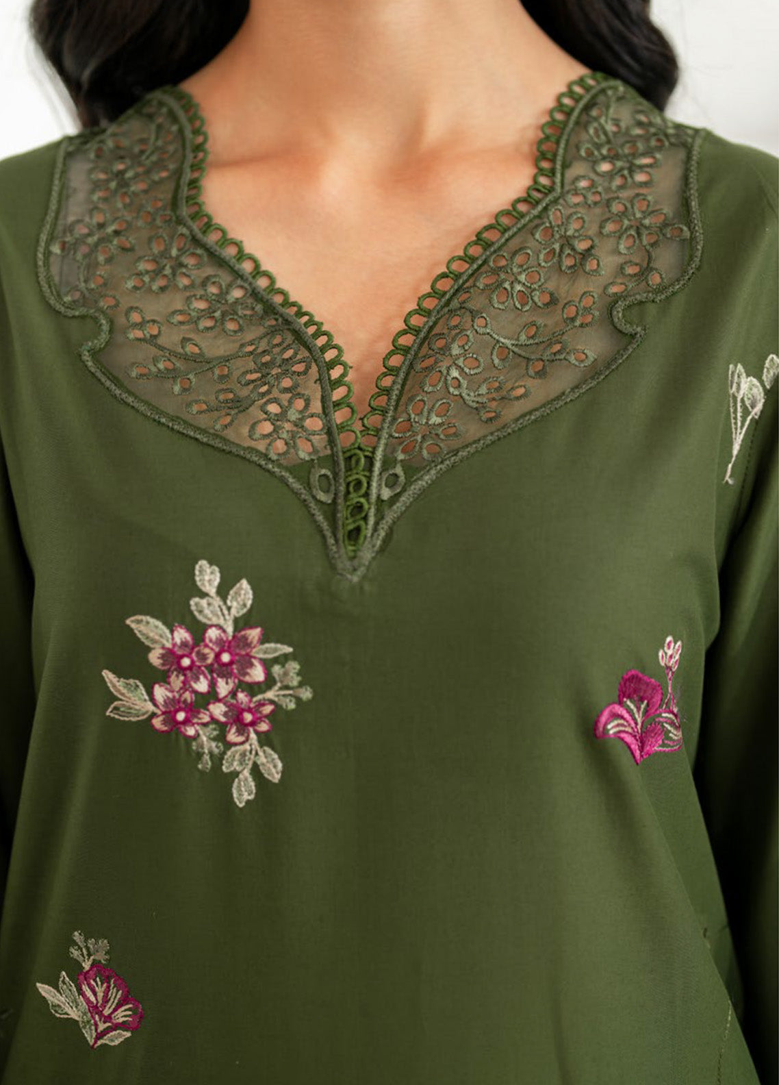 Iznik Embroidered Lawn Suits Unstitched 3 Piece - IZ25FE IFE-02 Iznik Embroidered Lawn Suits Unstitched 3 Piece - IZ25FE IFE-02