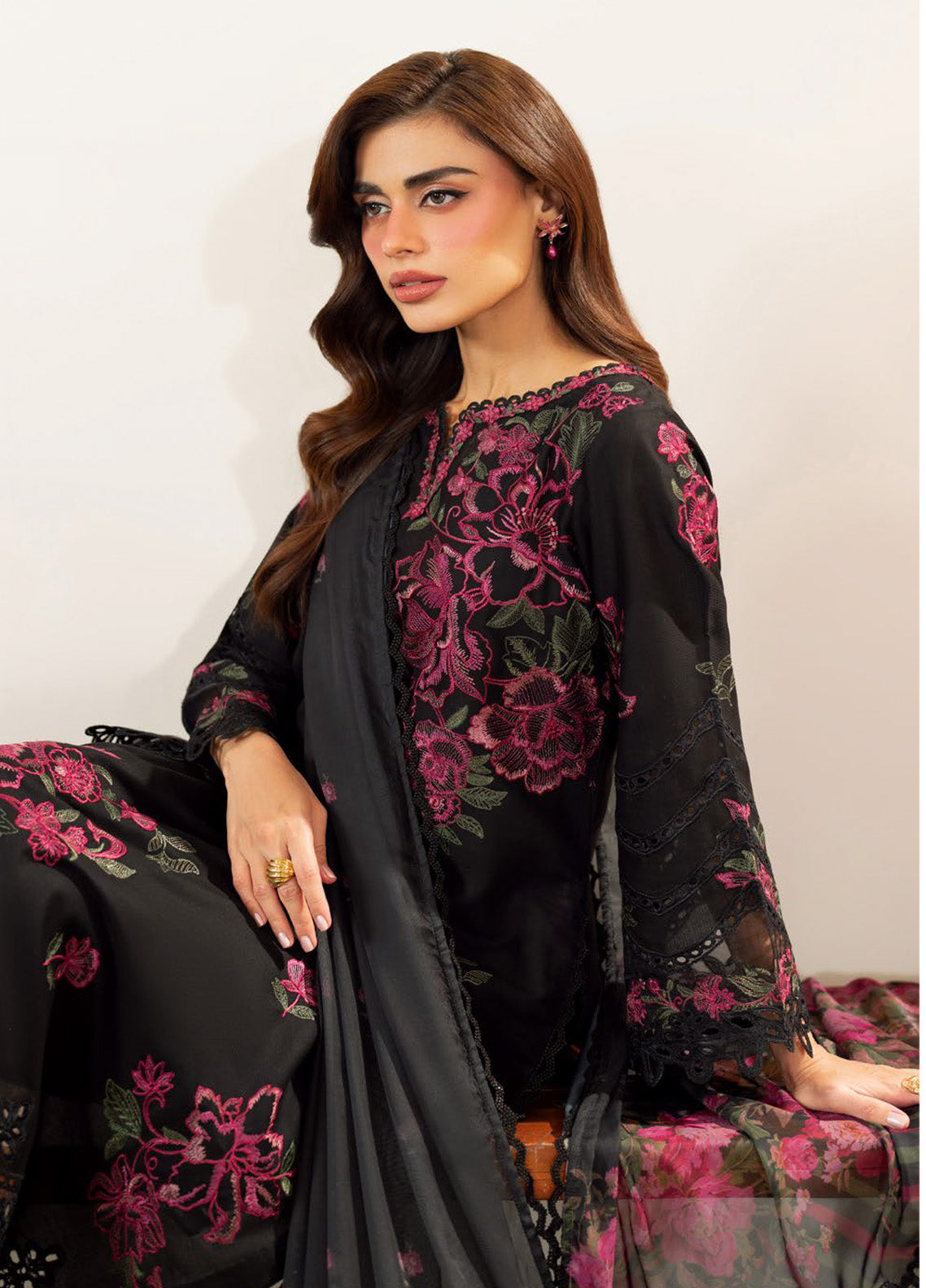 Iznik Embroidered Lawn Suits Unstitched 3 Piece - IZ25FE IFE-06 Iznik Embroidered Lawn Suits Unstitched 3 Piece - IZ25FE IFE-06