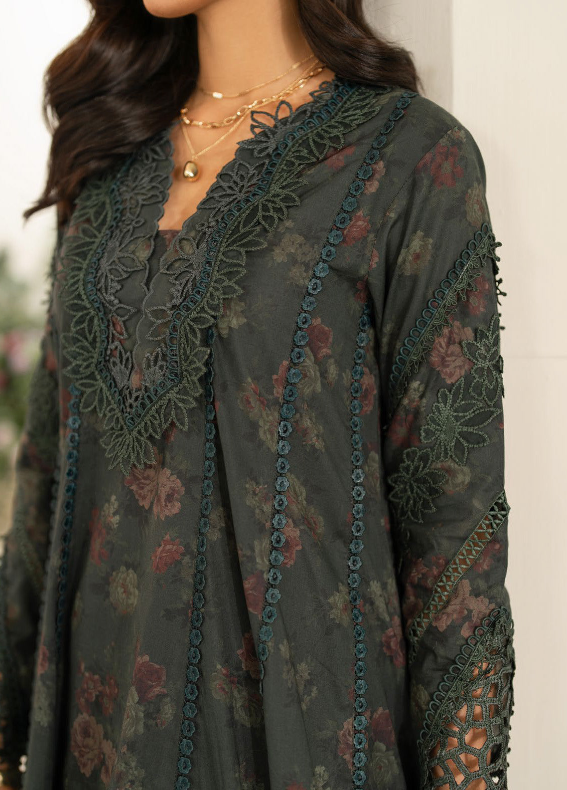 Iznik Embroidered Lawn Suits Unstitched 3 Piece - IZ25FE IFE-08 Iznik Embroidered Lawn Suits Unstitched 3 Piece - IZ25FE IFE-08