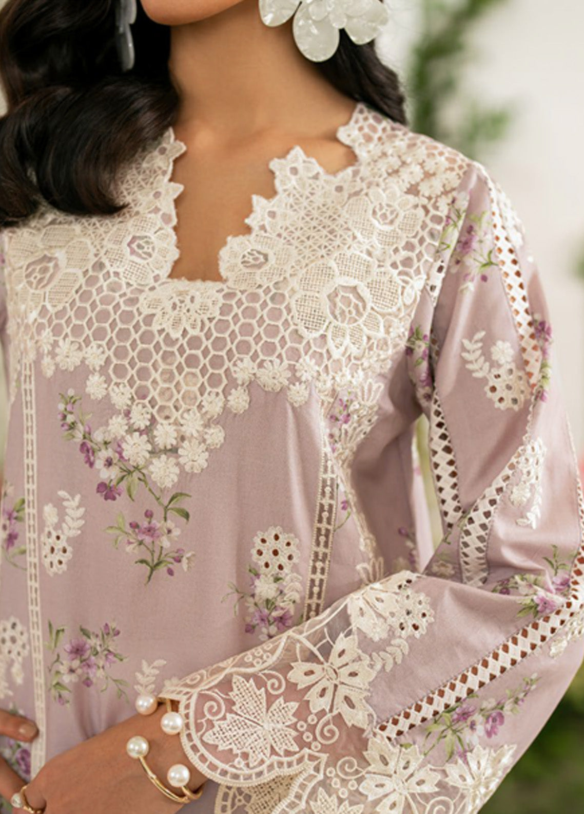 Iznik Embroidered Lawn Suits Unstitched 3 Piece - IZ25FE IFE-09 Iznik Embroidered Lawn Suits Unstitched 3 Piece - IZ25FE IFE-09