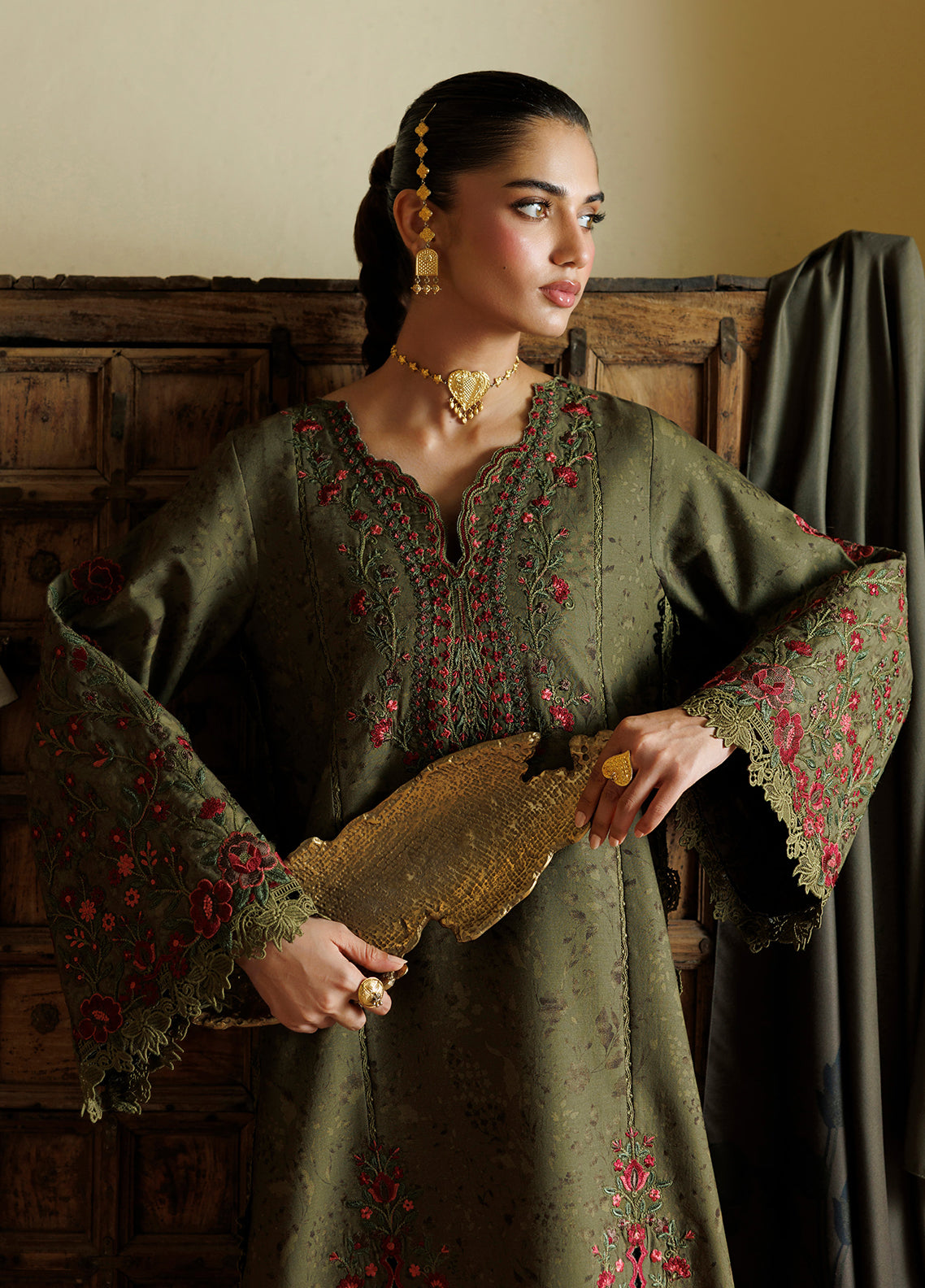 Iznik Embroidered Viscose Linen 3 Piece Unstitched Suit IZ26PFV D-IPF-27 Iznik Embroidered Viscose Linen 3 Piece Unstitched Suit IZ26PFV D-IPF-27