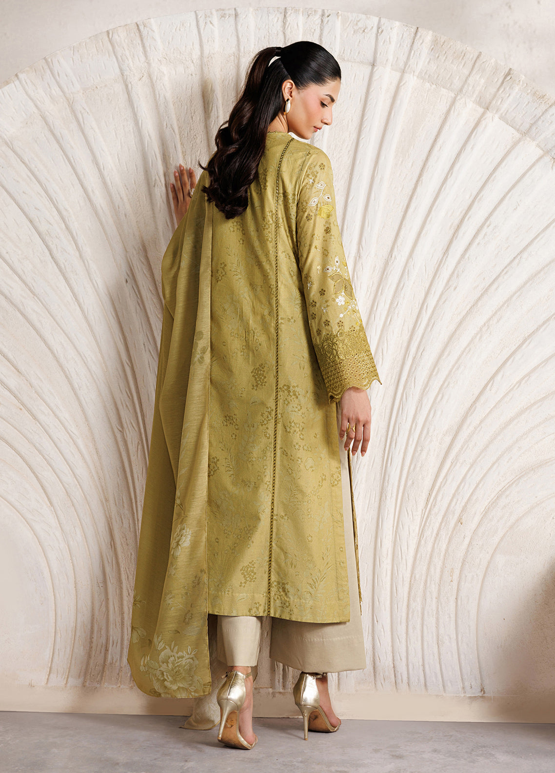 Iznik Festive Embroidered Lawn 3 Piece Unstitched Suit IZ26FL D-IBE-09 Iznik Festive Embroidered Lawn 3 Piece Unstitched Suit IZ26FL D-IBE-09