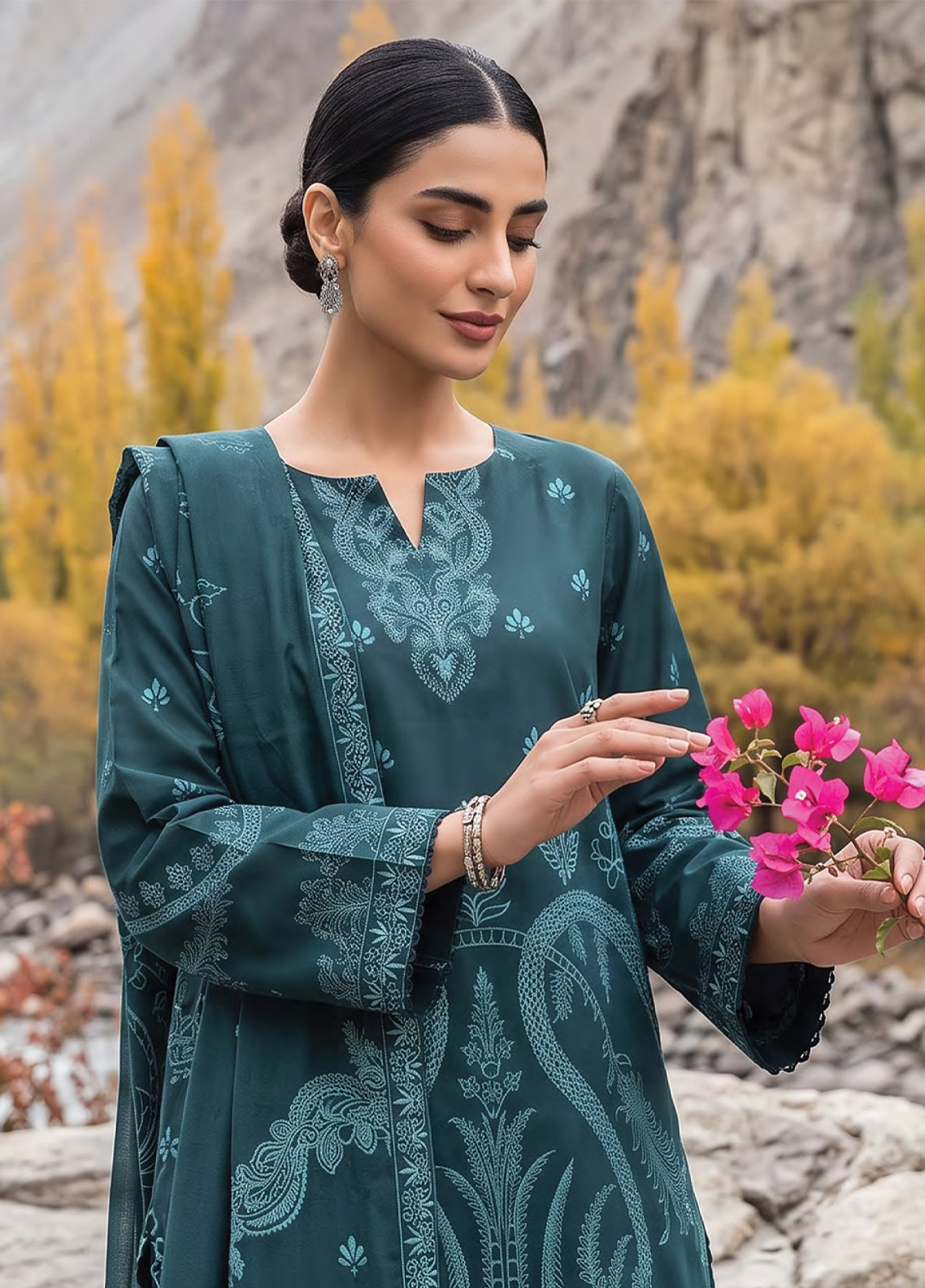 LSM Lakhany Printed Pashmina 3 Piece Unstitched Suit LSM26PPV1 D-LG-RK-0192-B LSM Lakhany Printed Pashmina 3 Piece Unstitched Suit LSM26PPV1 D-LG-RK-0192-B