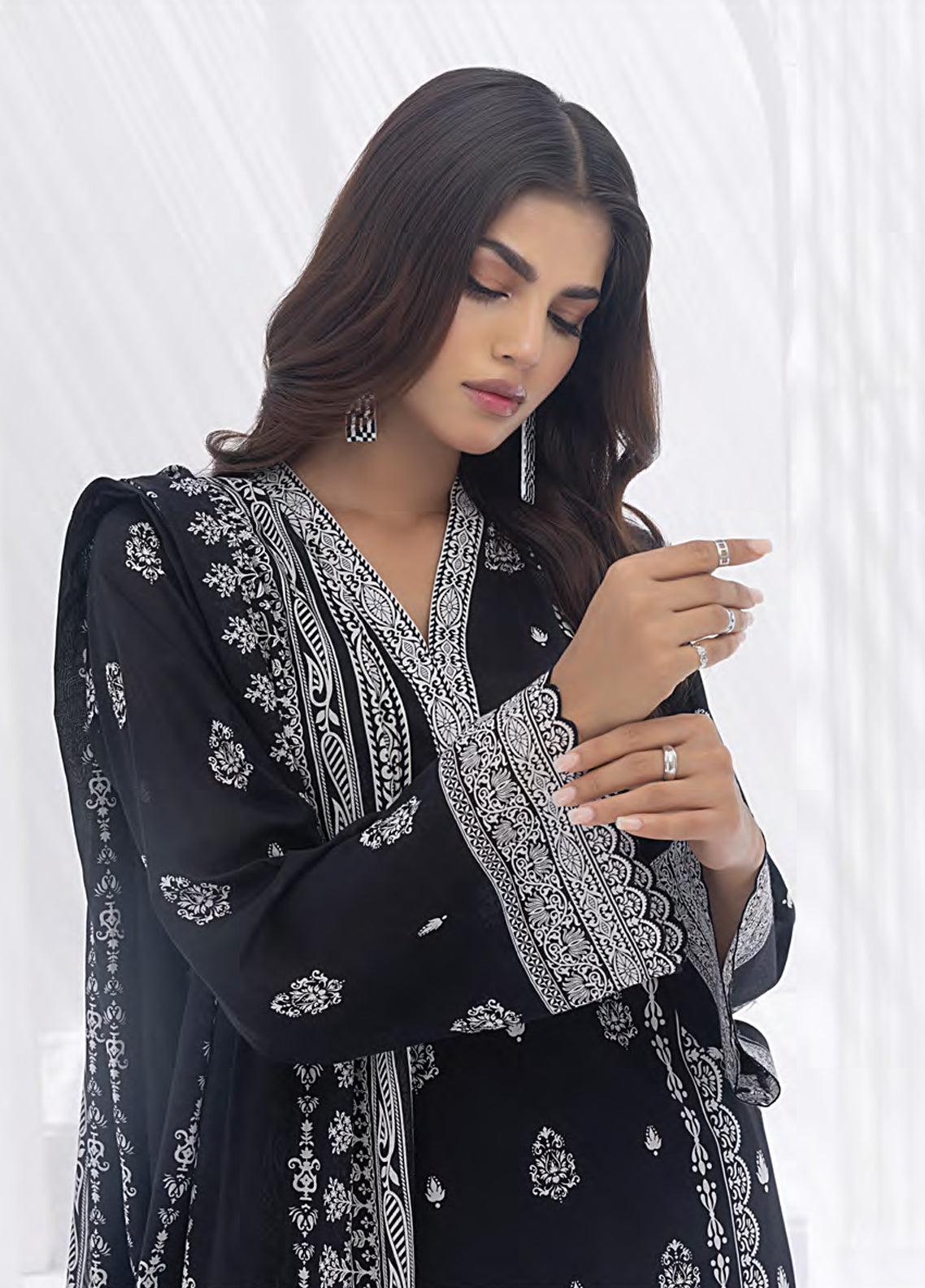 Lakhany Monochrome Printed Lawn Suits Unstitched 3 Piece Suit - LSM24MP LG-AR-0009 Lakhany Monochrome Printed Lawn Suits Unstitched 3 Piece Suit - LSM24MP LG-AR-0009