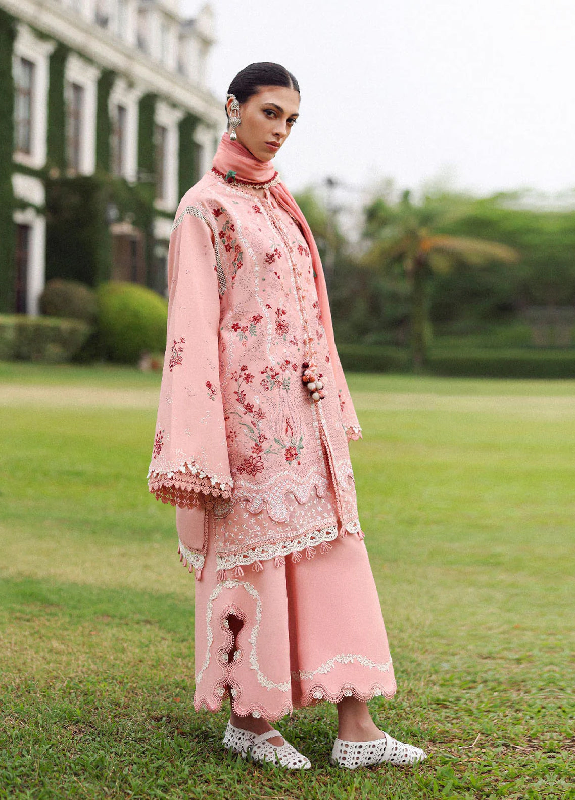 Lilas By Republic Womenswear Luxury Embroidered Lawn 3 Piece Unstitched Suit RW26LSL D-7A VAYRA Lilas By Republic Womenswear Luxury Embroidered Lawn 3 Piece Unstitched Suit RW26LSL D-7A VAYRA