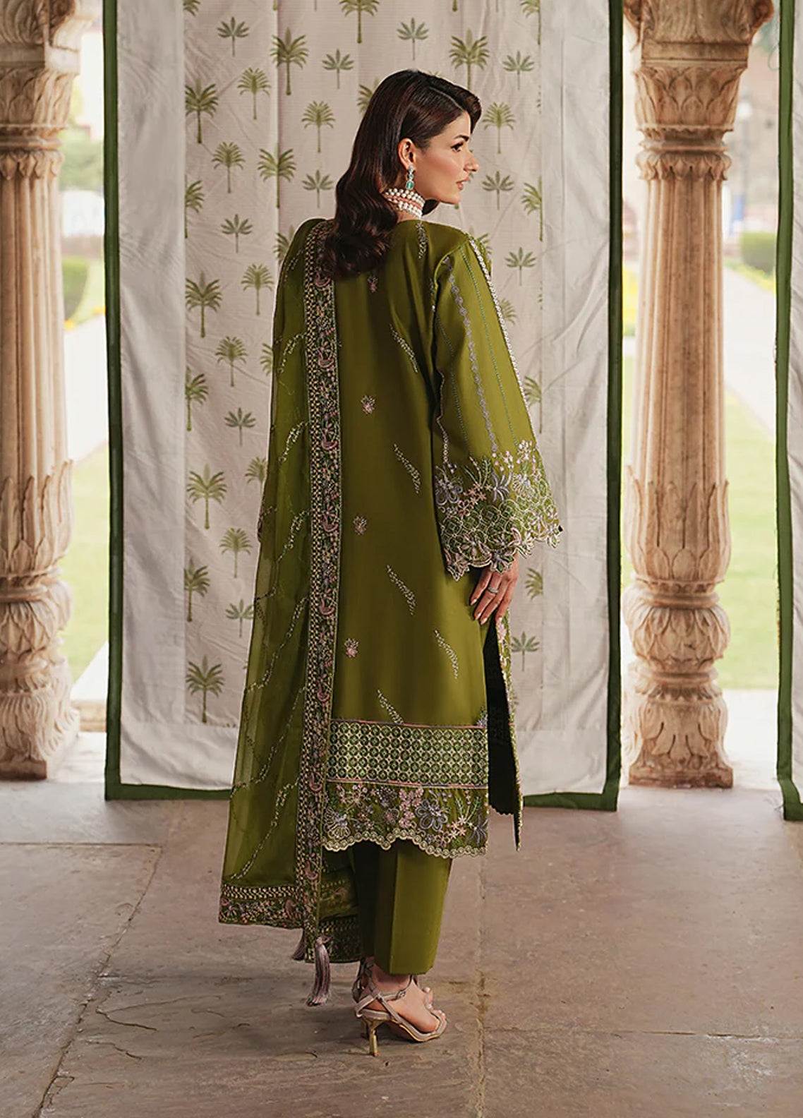 Maisone By Gulaal Luxury Embroidered Lawn 3 Piece Unstitched Suit GL26DLLV1 D-18 LUMEVA Maisone By Gulaal Luxury Embroidered Lawn 3 Piece Unstitched Suit GL26DLLV1 D-18 LUMEVA