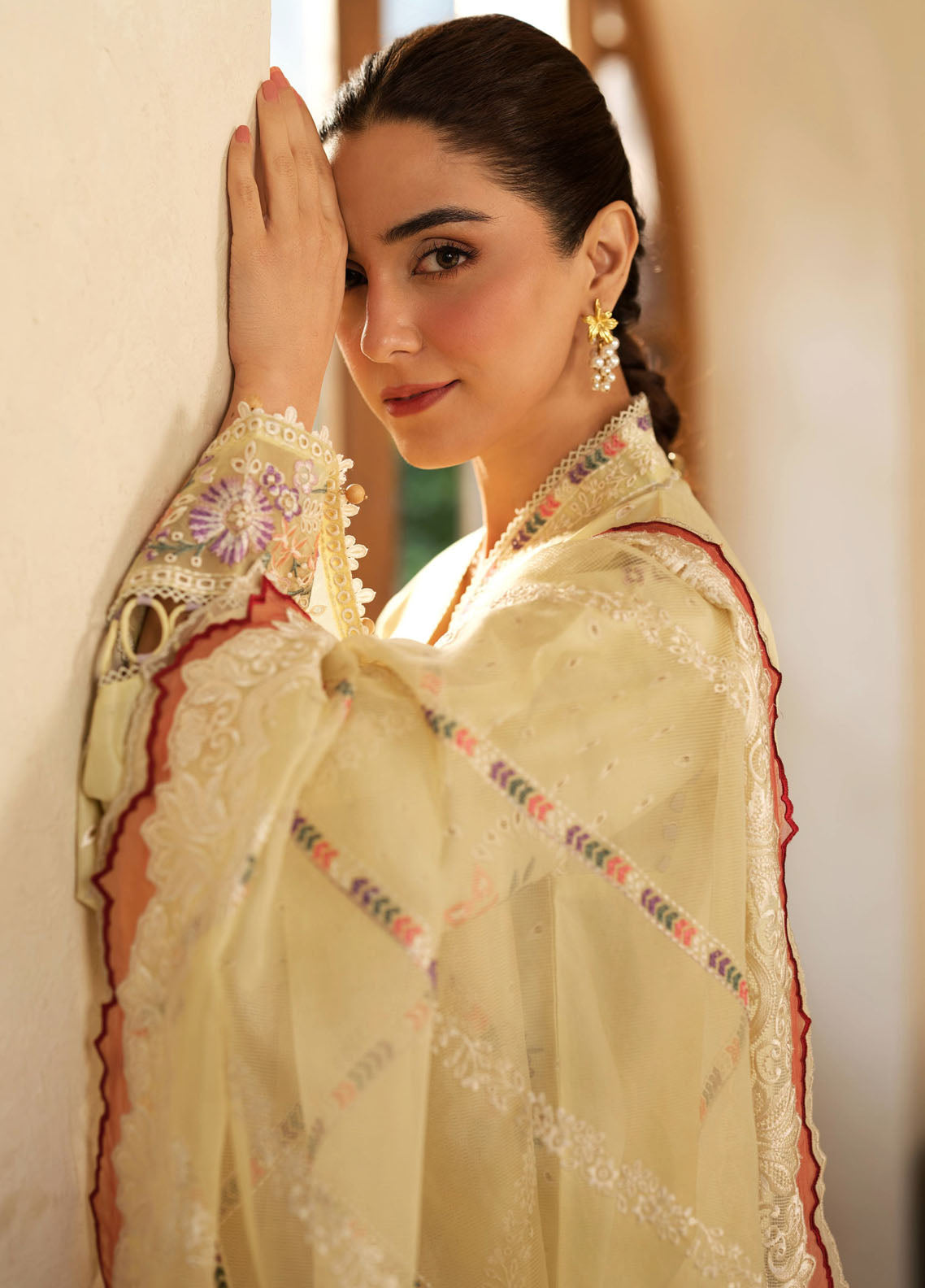 Maryum Hussain Embroidered Lawn Suits Unstitched 3 Piece - MH25LL 04 LEMON GARDEN Maryum Hussain Embroidered Lawn Suits Unstitched 3 Piece - MH25LL 04 LEMON GARDEN