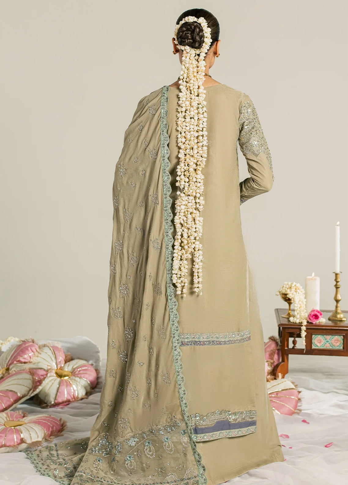 Maya By Nureh Luxury Embroidered Velvet 3 Piece Unstitched Suit NU26MV D-NW-132 Maya By Nureh Luxury Embroidered Velvet 3 Piece Unstitched Suit NU26MV D-NW-132