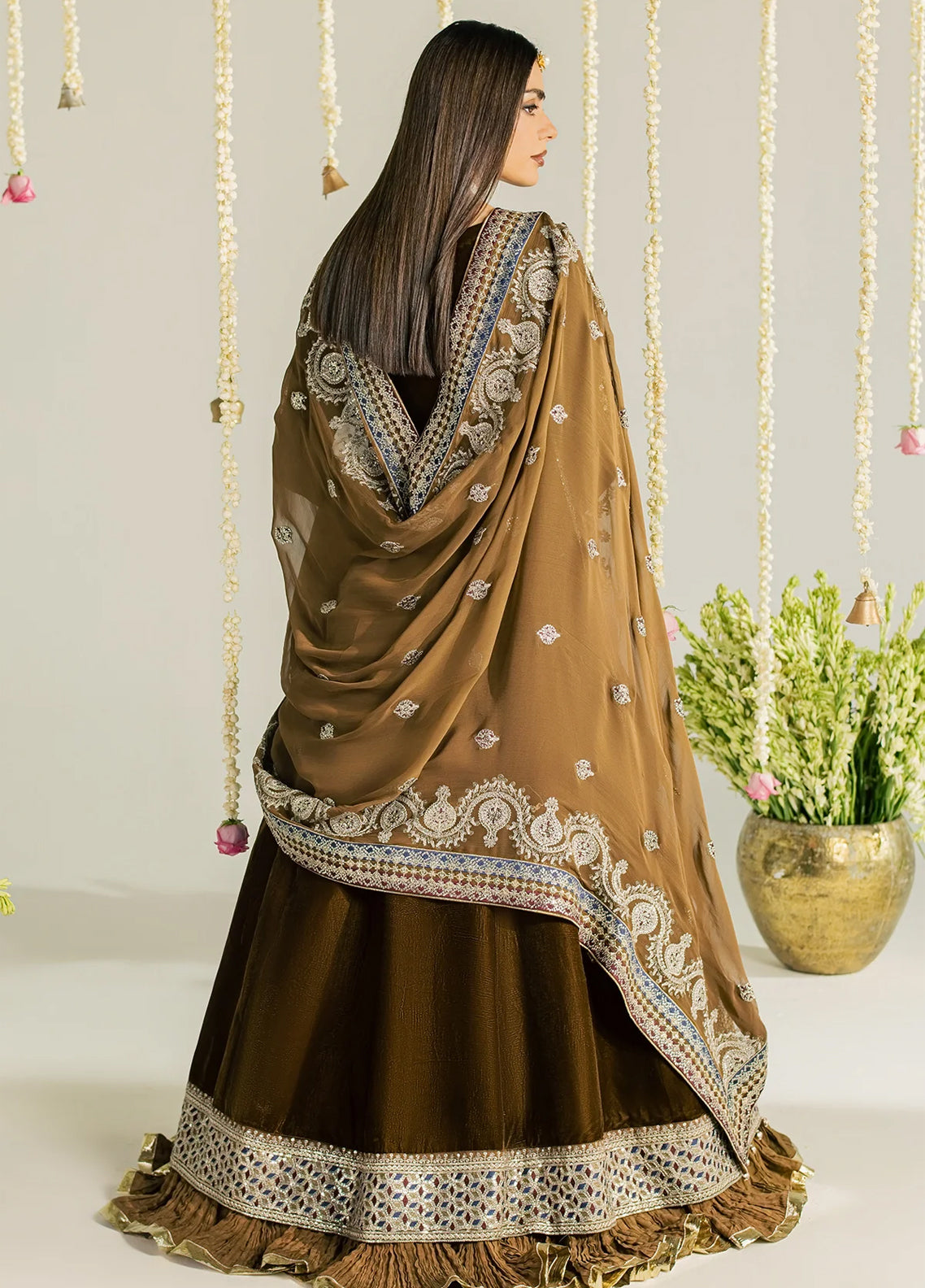 Maya By Nureh Luxury Embroidered Velvet 3 Piece Unstitched Suit NU26MV D-NW-133 Maya By Nureh Luxury Embroidered Velvet 3 Piece Unstitched Suit NU26MV D-NW-133