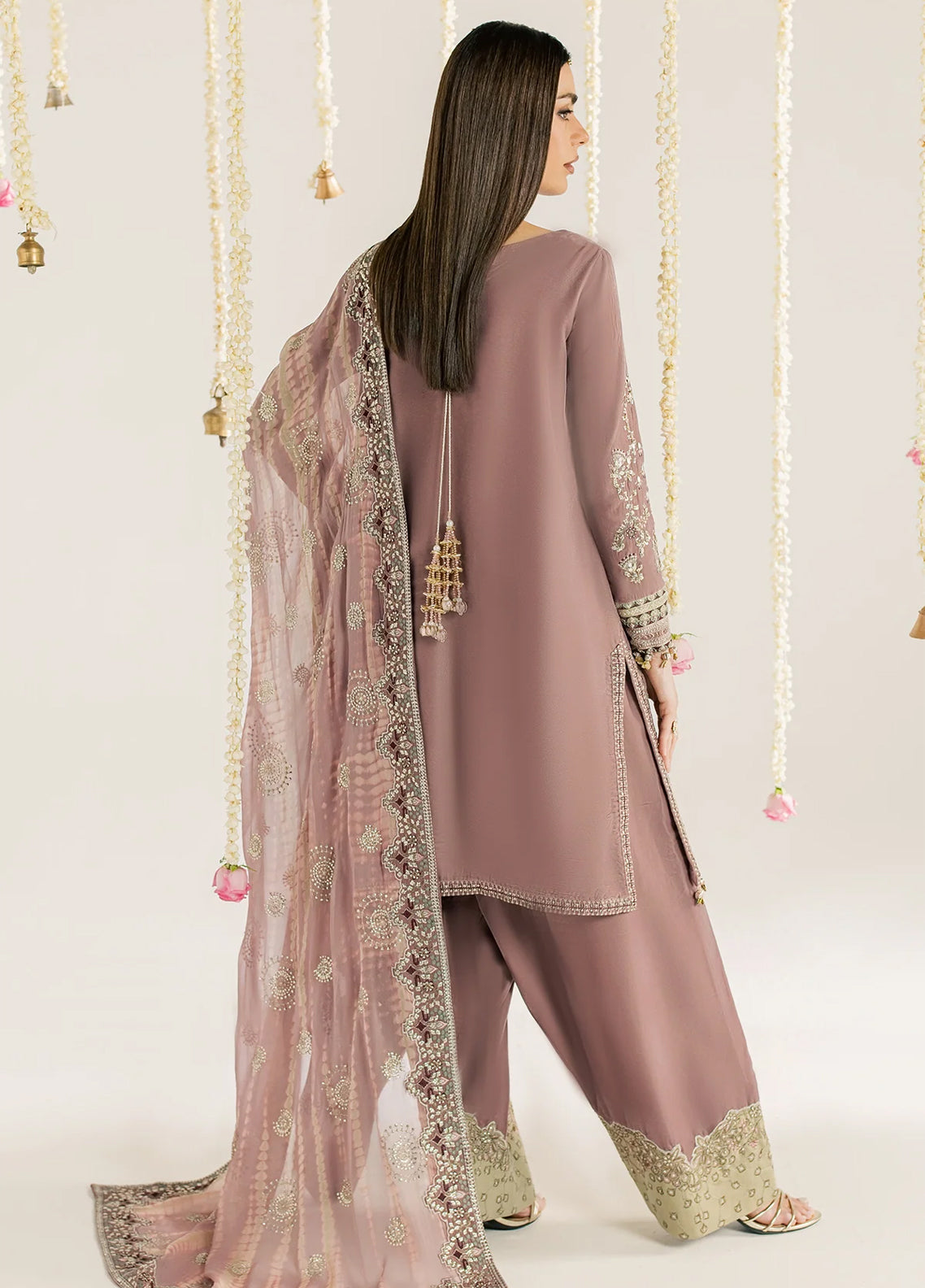 Maya By Nureh Luxury Embroidered Velvet 3 Piece Unstitched Suit NU26MV D-NW-135 Maya By Nureh Luxury Embroidered Velvet 3 Piece Unstitched Suit NU26MV D-NW-135
