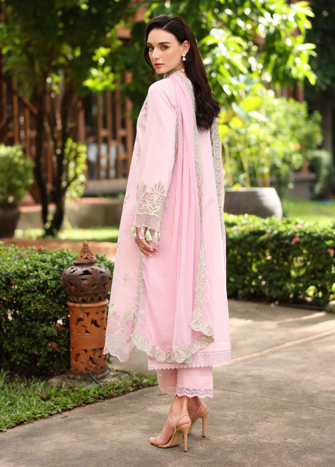 Meharma By Rang Rasiya Embroidered Lawn 3 Piece Unstitched Suit RR26M D-03 ZINNIA Meharma By Rang Rasiya Embroidered Lawn 3 Piece Unstitched Suit RR26M D-03 ZINNIA