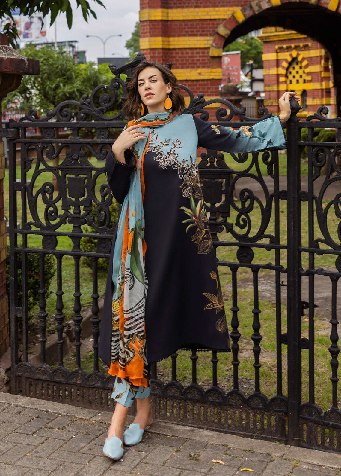 Mushq La Dolce Hemline Embroidered Lawn Suits Unstitched 3 Piece - MQ25LDH 10B PAULA Mushq La Dolce Hemline Embroidered Lawn Suits Unstitched 3 Piece - MQ25LDH 10B PAULA
