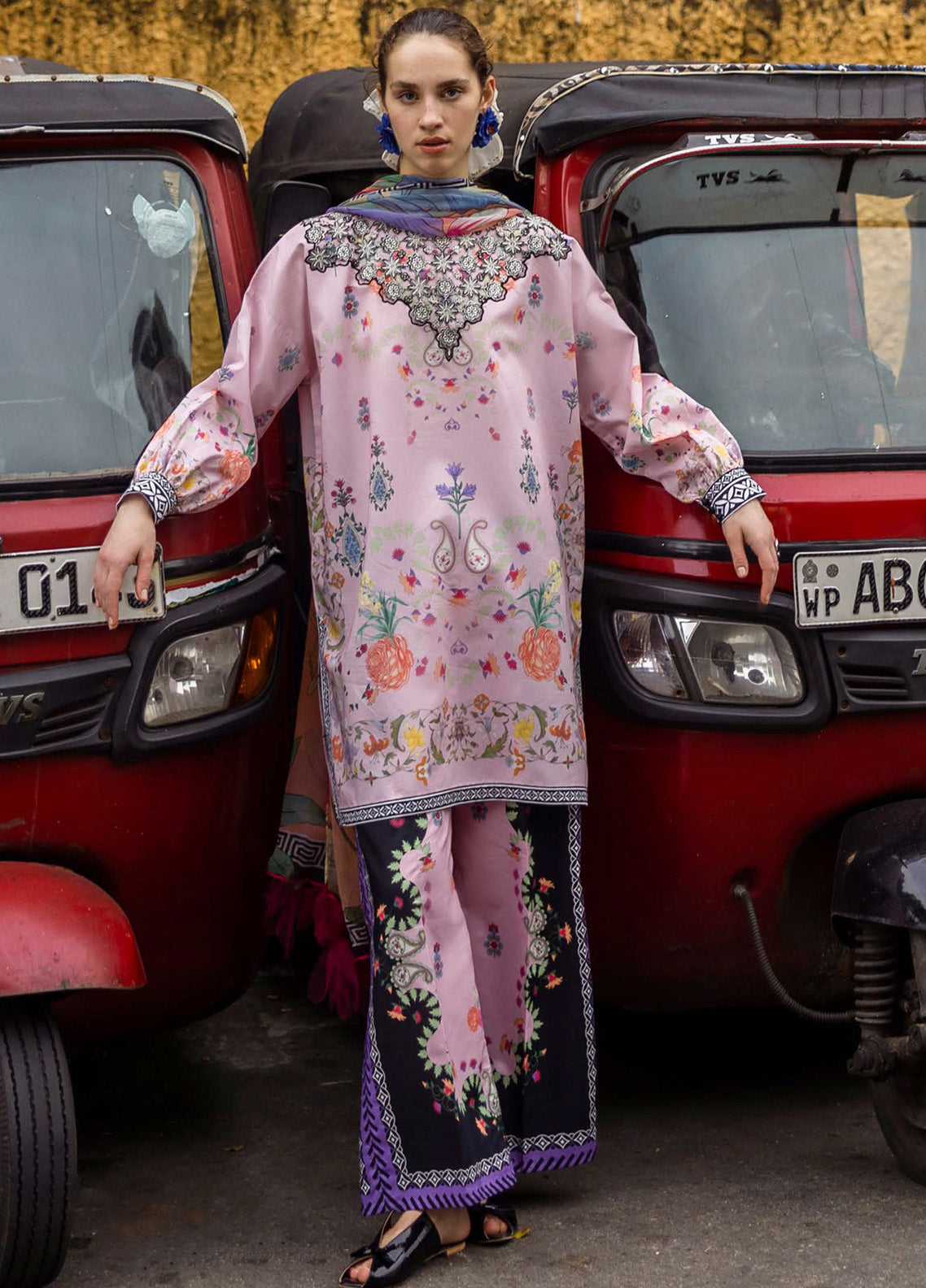 Mushq La Dolce Hemline Embroidered Lawn Suits Unstitched 3 Piece - MQ25LDH 1B ZOE Mushq La Dolce Hemline Embroidered Lawn Suits Unstitched 3 Piece - MQ25LDH 1B ZOE