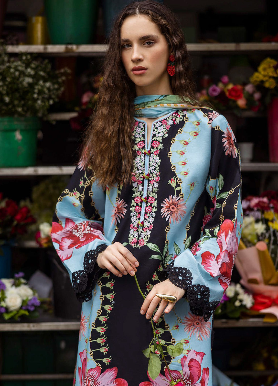 Mushq La Dolce Hemline Embroidered Lawn Suits Unstitched 3 Piece - MQ25LDH 8A RENATA Mushq La Dolce Hemline Embroidered Lawn Suits Unstitched 3 Piece - MQ25LDH 8A RENATA