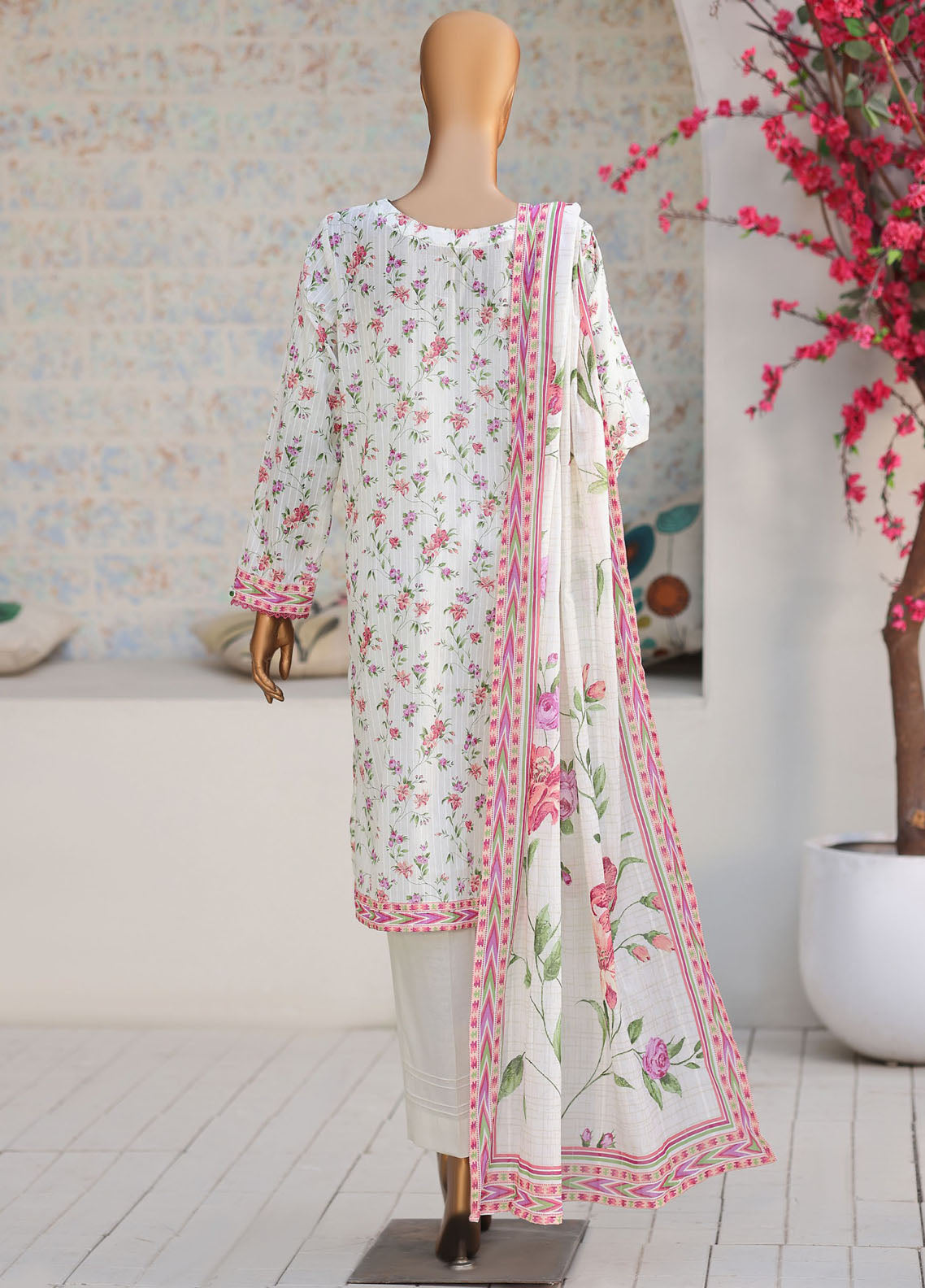 Nayab By HZ Textile Printed Lawn 3 Piece Unstitched Suit HZ26NP D-NPC-04 Nayab By HZ Textile Printed Lawn 3 Piece Unstitched Suit HZ26NP D-NPC-04